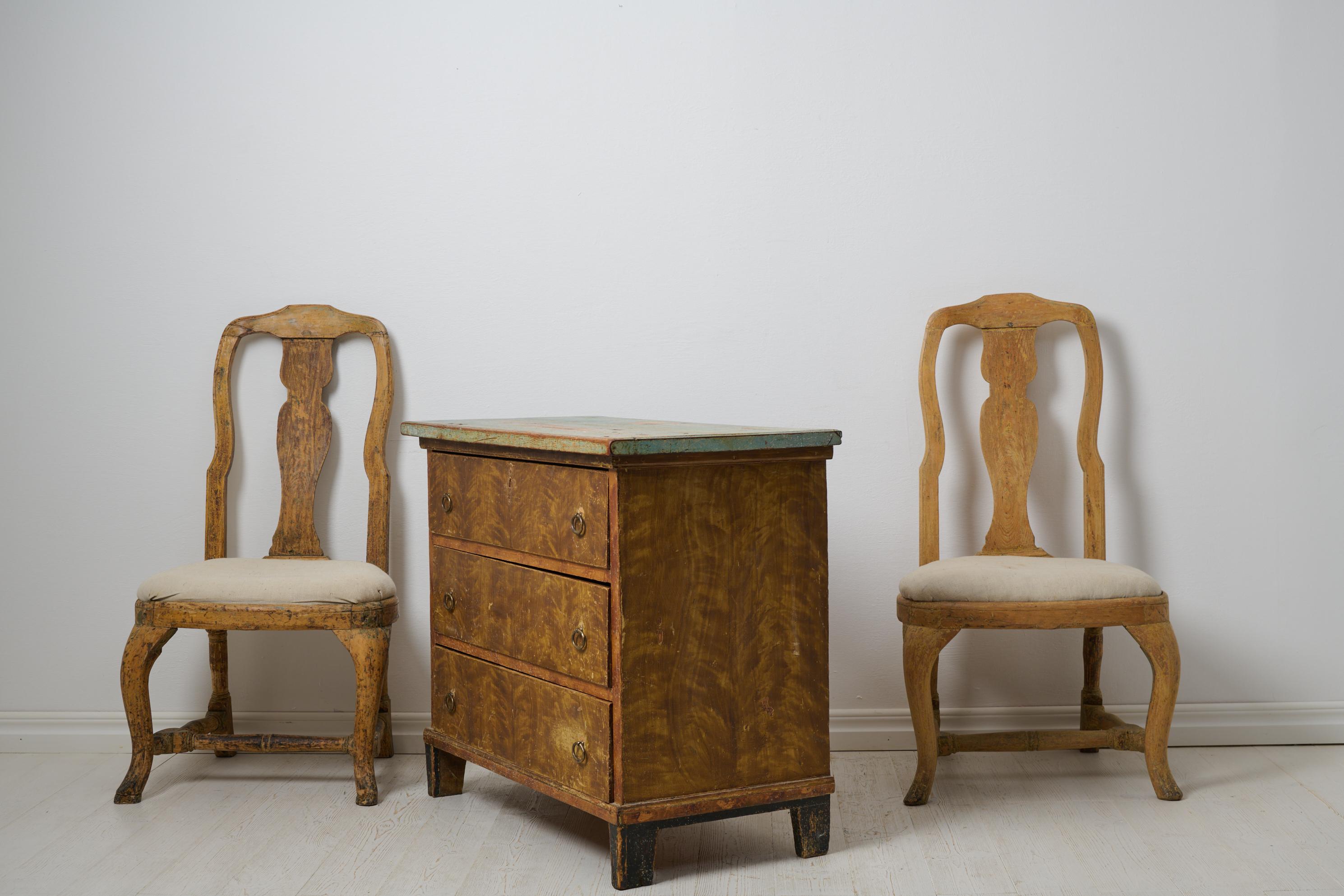 Country Charmante commode suédoise ancienne, pin massif avec peinture d'origine en vente