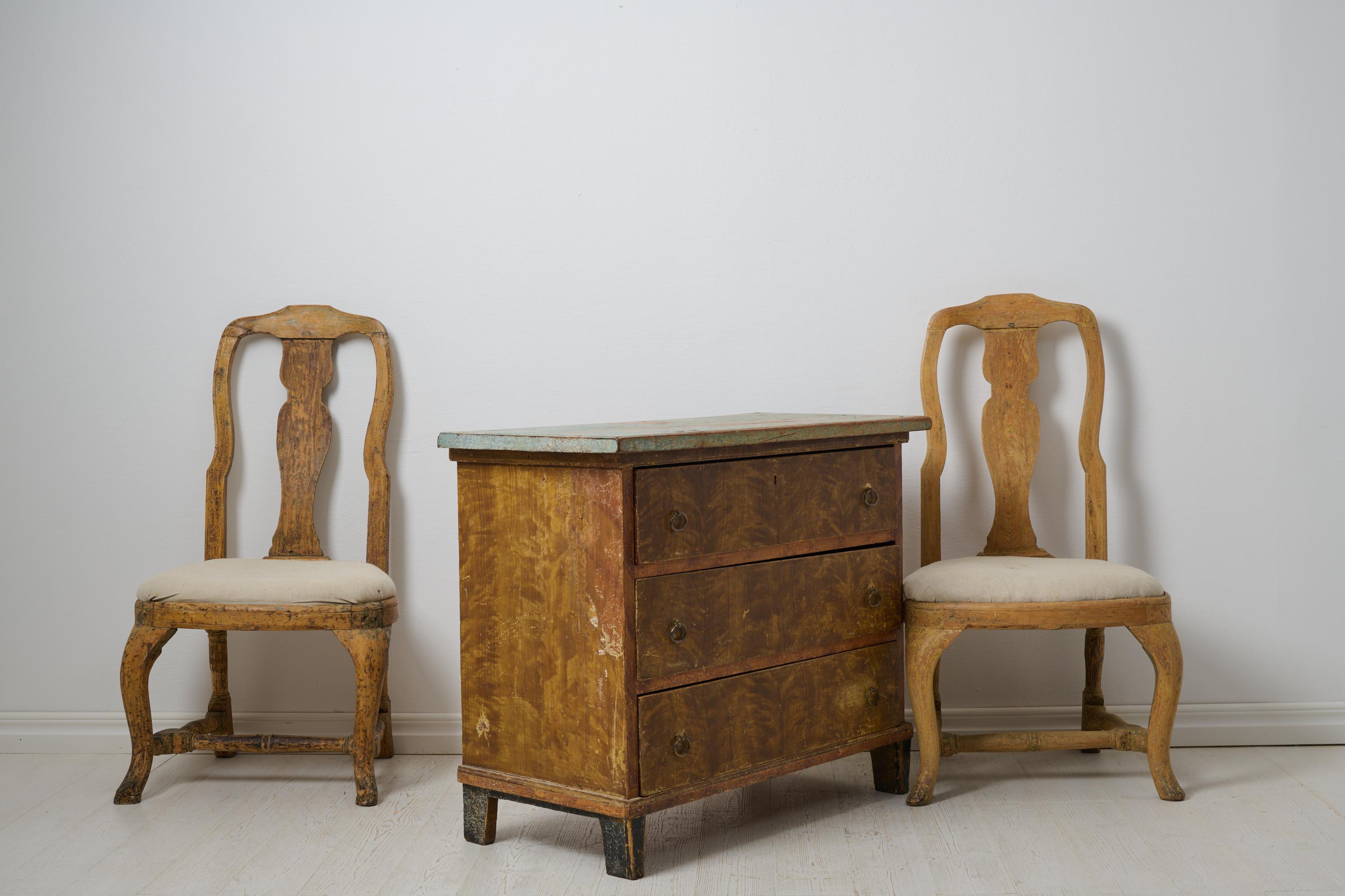 Suédois Charmante commode suédoise ancienne, pin massif avec peinture d'origine en vente