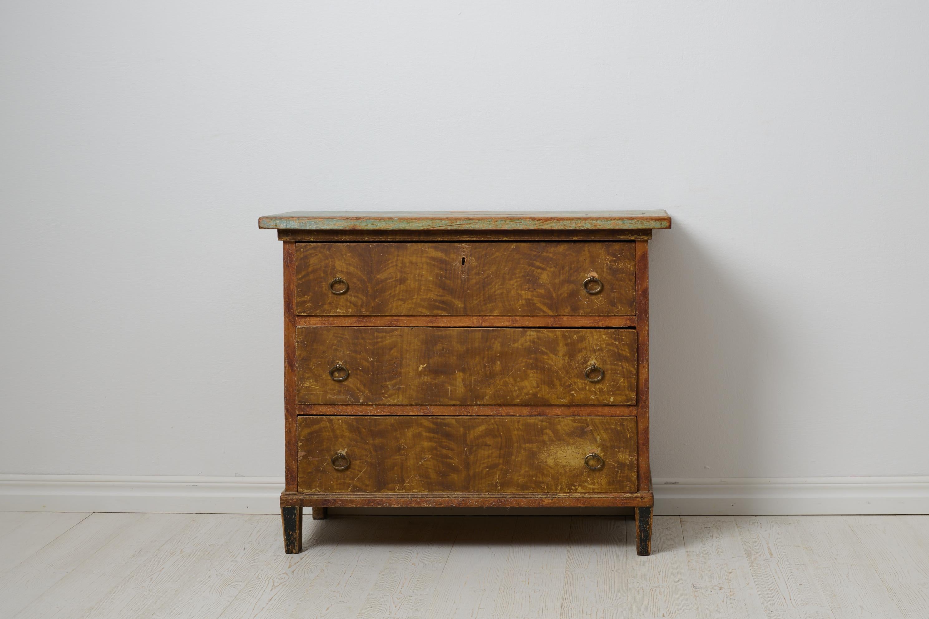 Fait main Charmante commode suédoise ancienne, pin massif avec peinture d'origine en vente