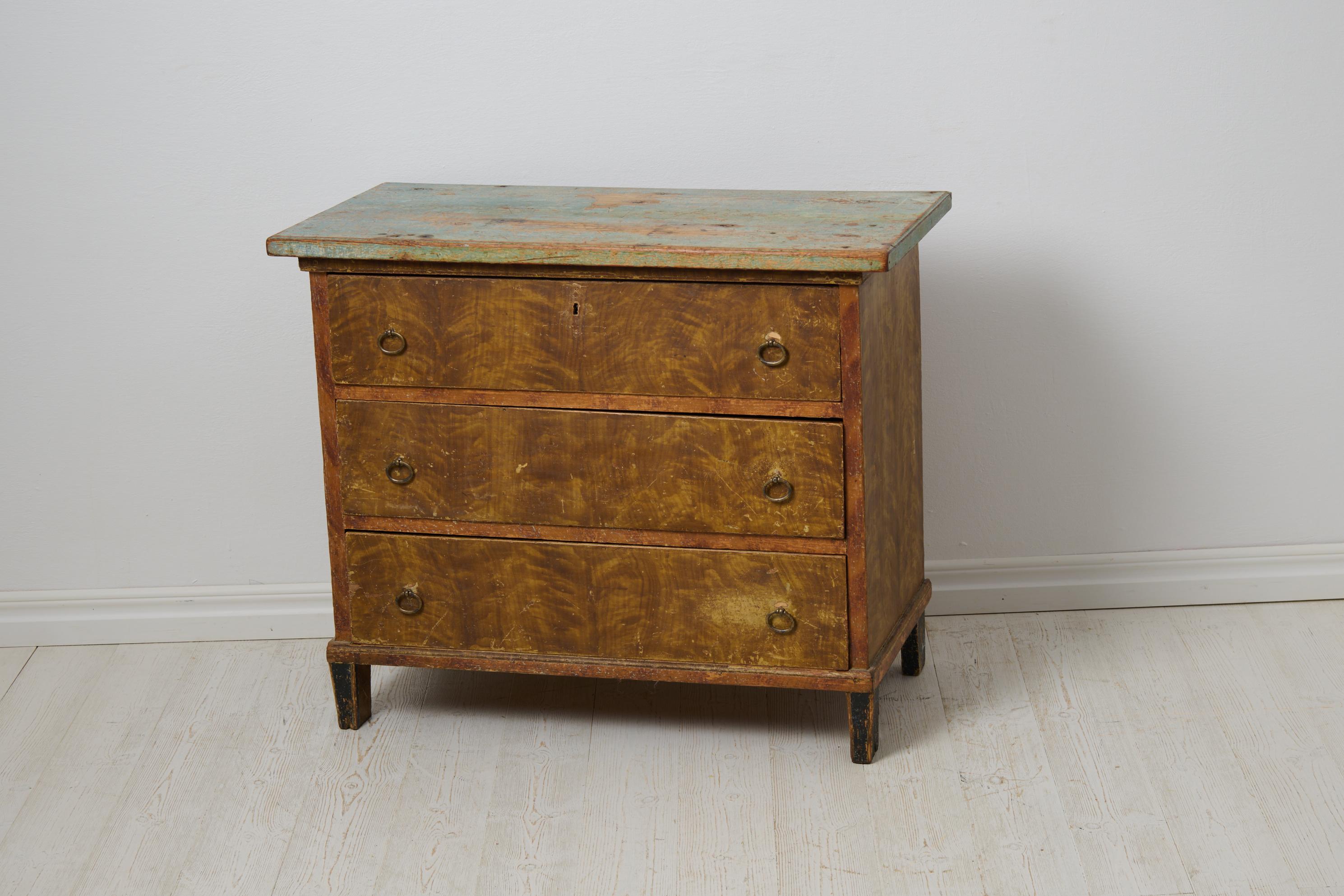 Charmante commode suédoise ancienne, pin massif avec peinture d'origine Bon état - En vente à Kramfors, SE