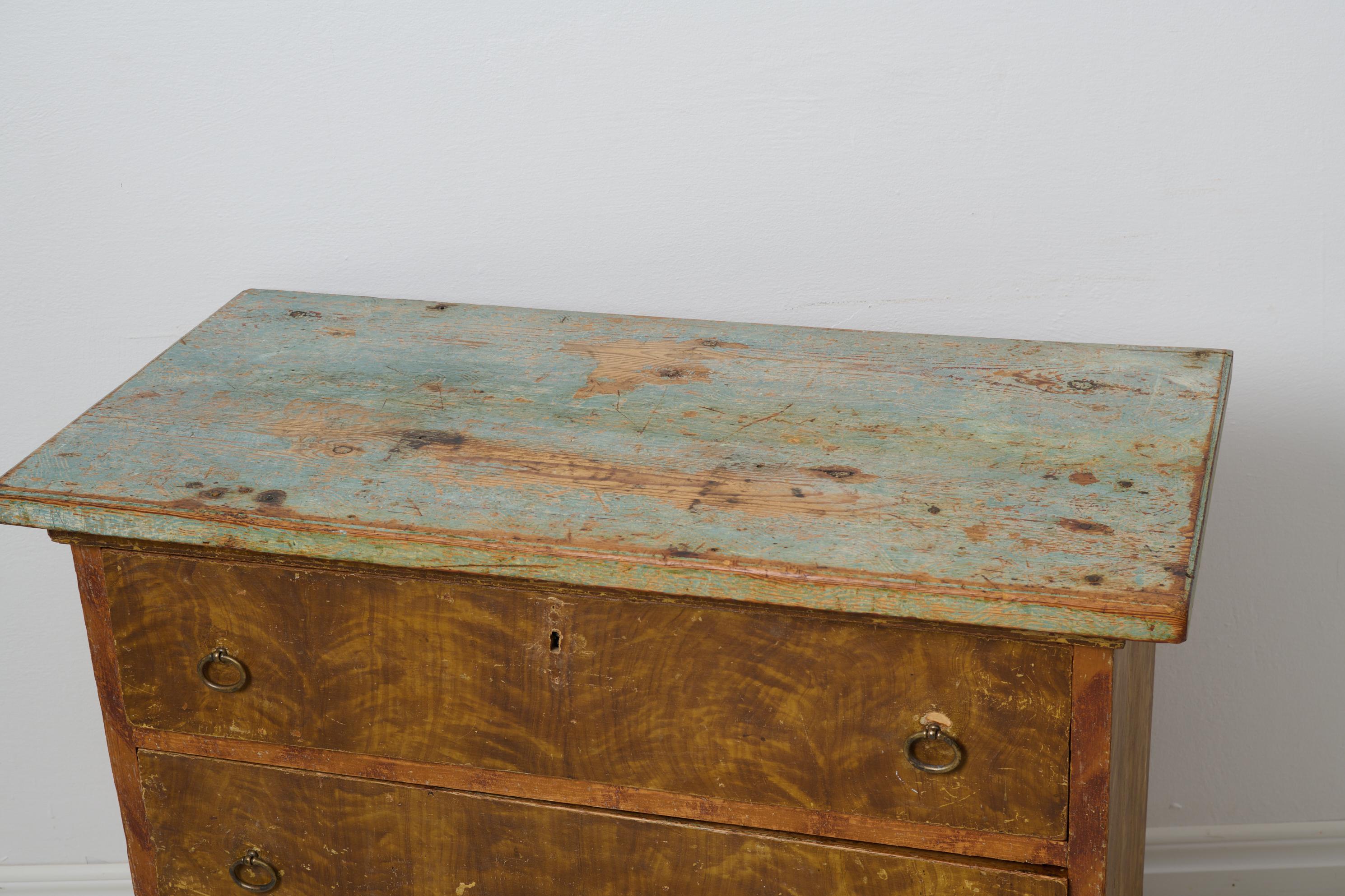 XIXe siècle Charmante commode suédoise ancienne, pin massif avec peinture d'origine en vente