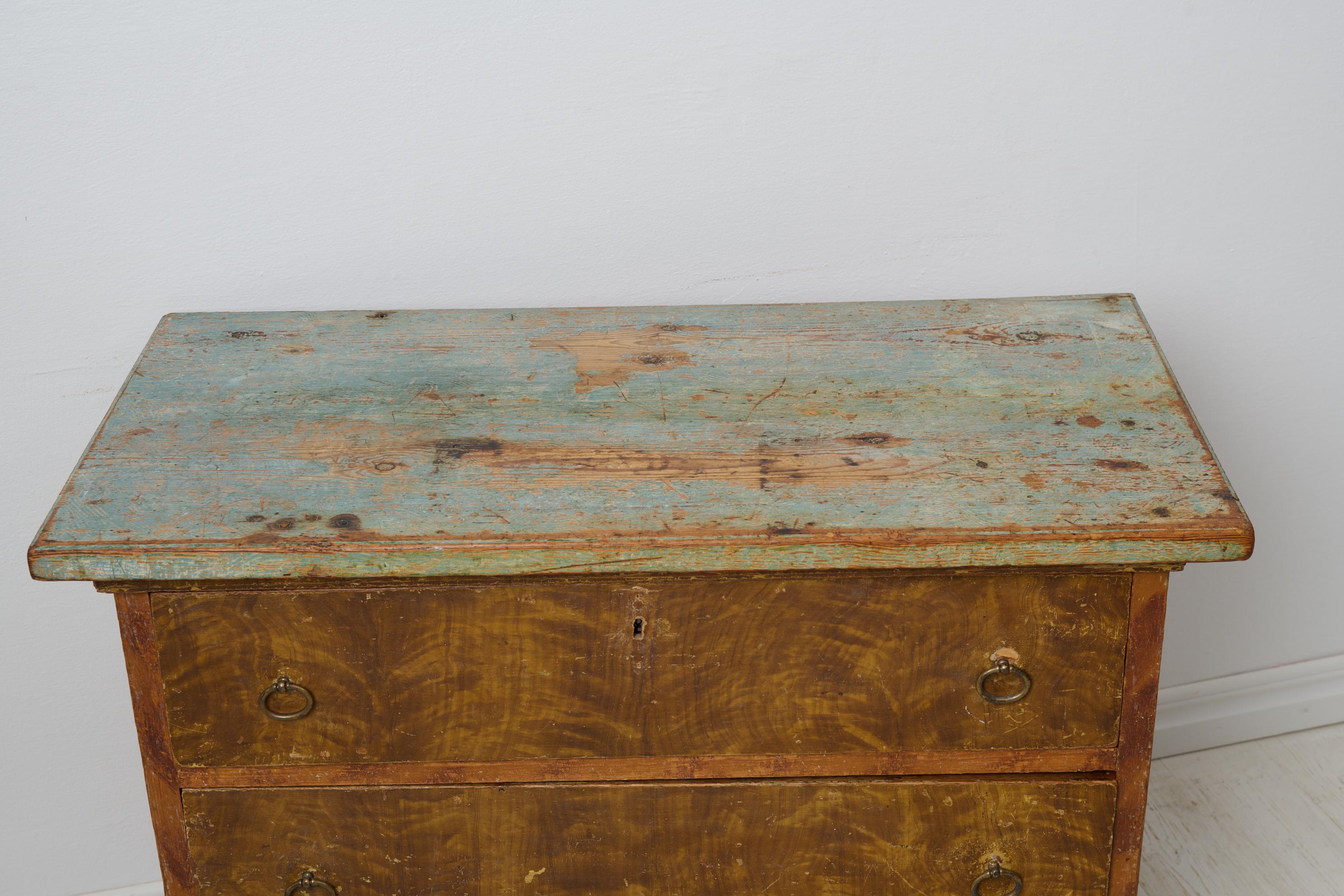 Charmante commode suédoise ancienne, pin massif avec peinture d'origine en vente 1