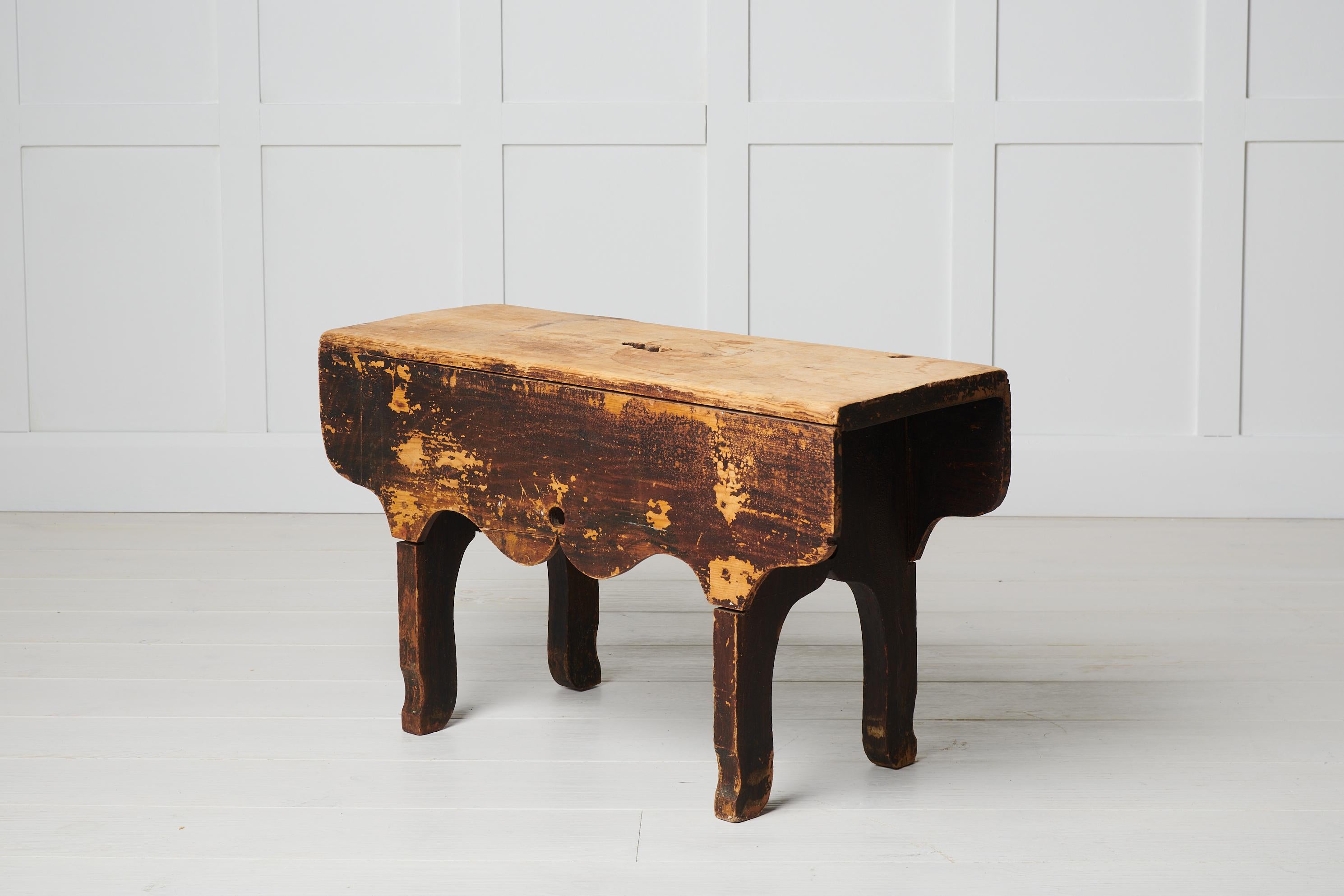 Charming antique Swedish stool in folk art from northern Sweden made around 1880. The stool is made in painted pine with the original faux paint that imitates mahogany. It’s the original paint which has become genuinely distressed with time and use.