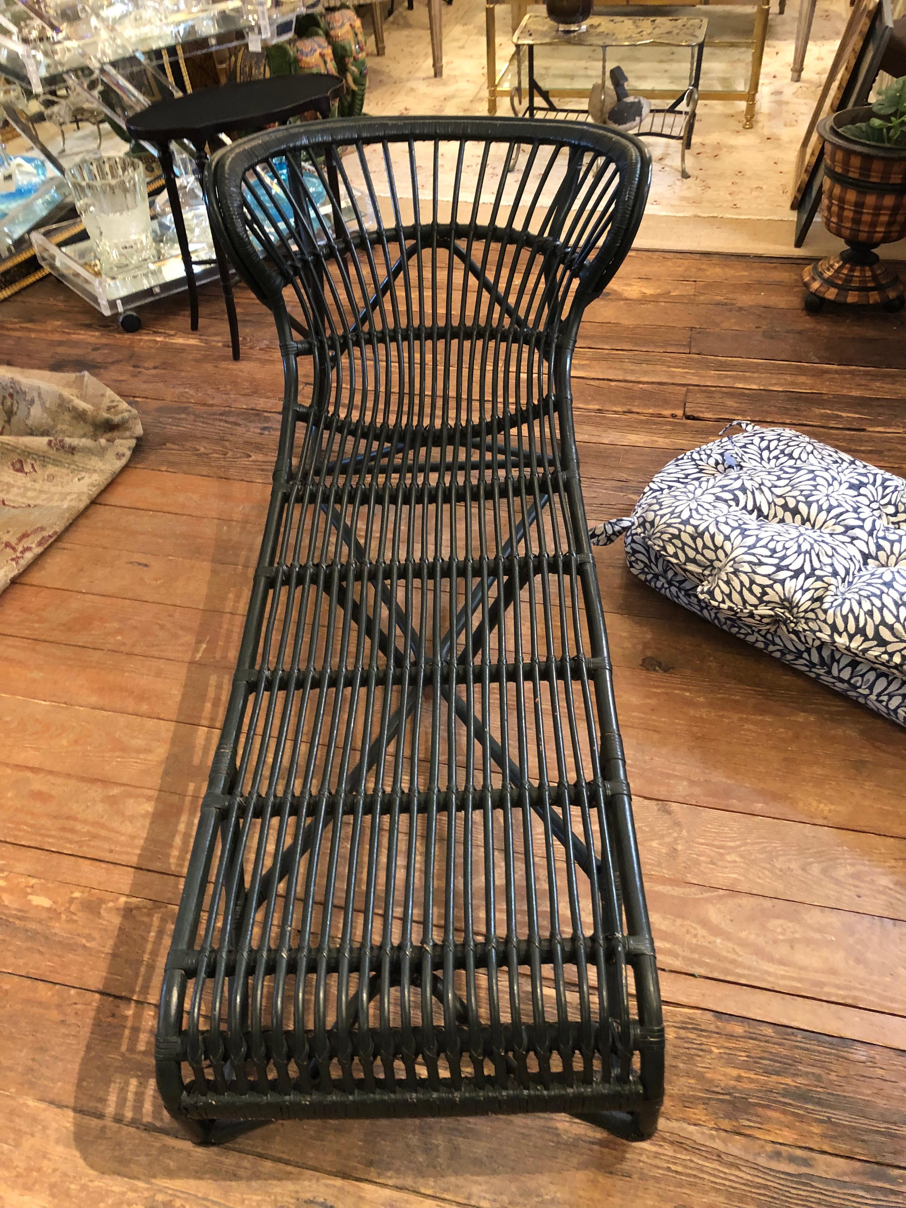 Charming Antique Wicker Chaise Longue with New Cushions For Sale 3