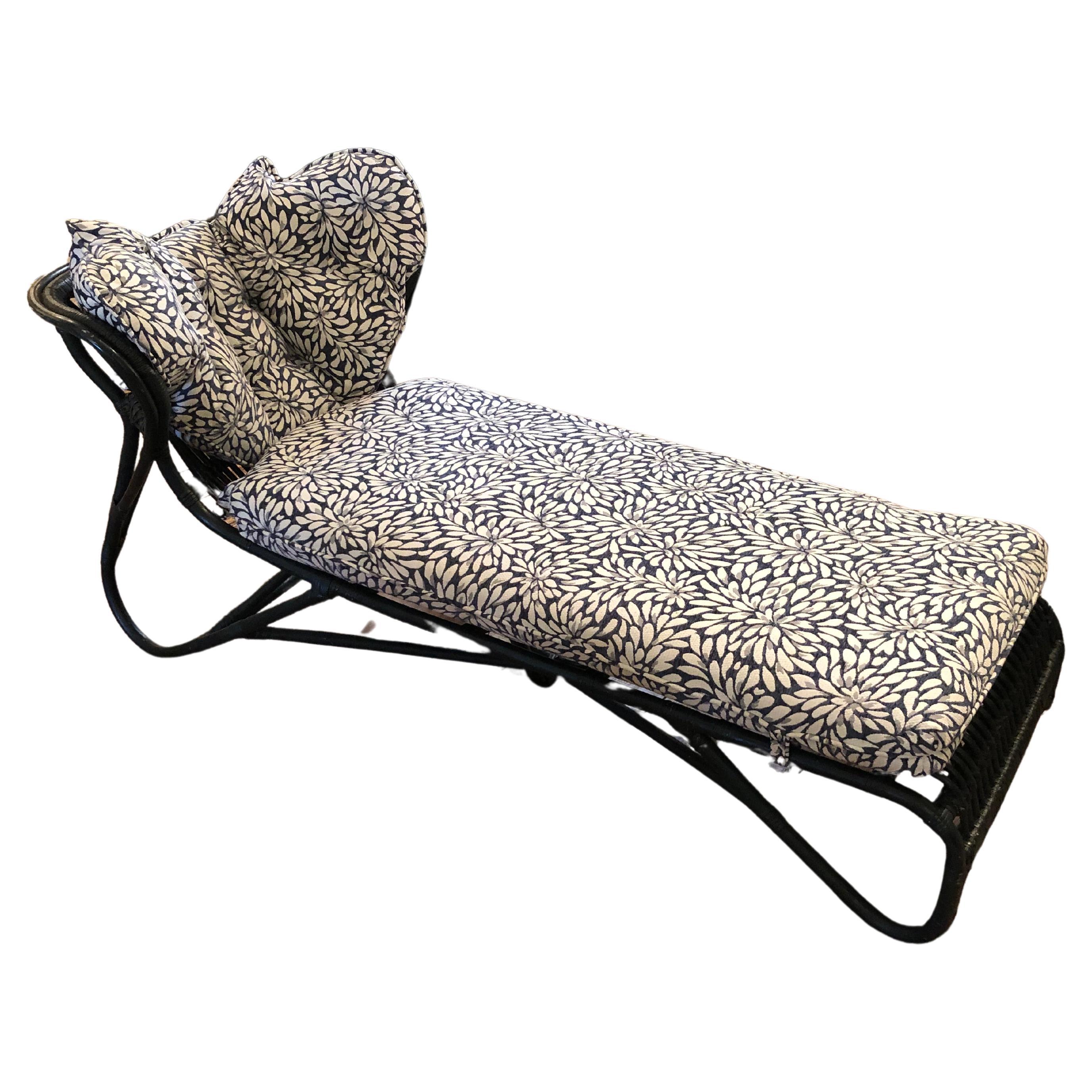 Charmante chaise longue en osier ancien avec nouveaux coussins