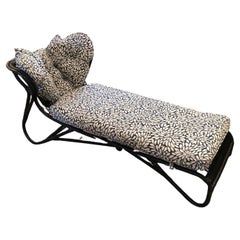 Charmante chaise longue en osier ancien avec nouveaux coussins