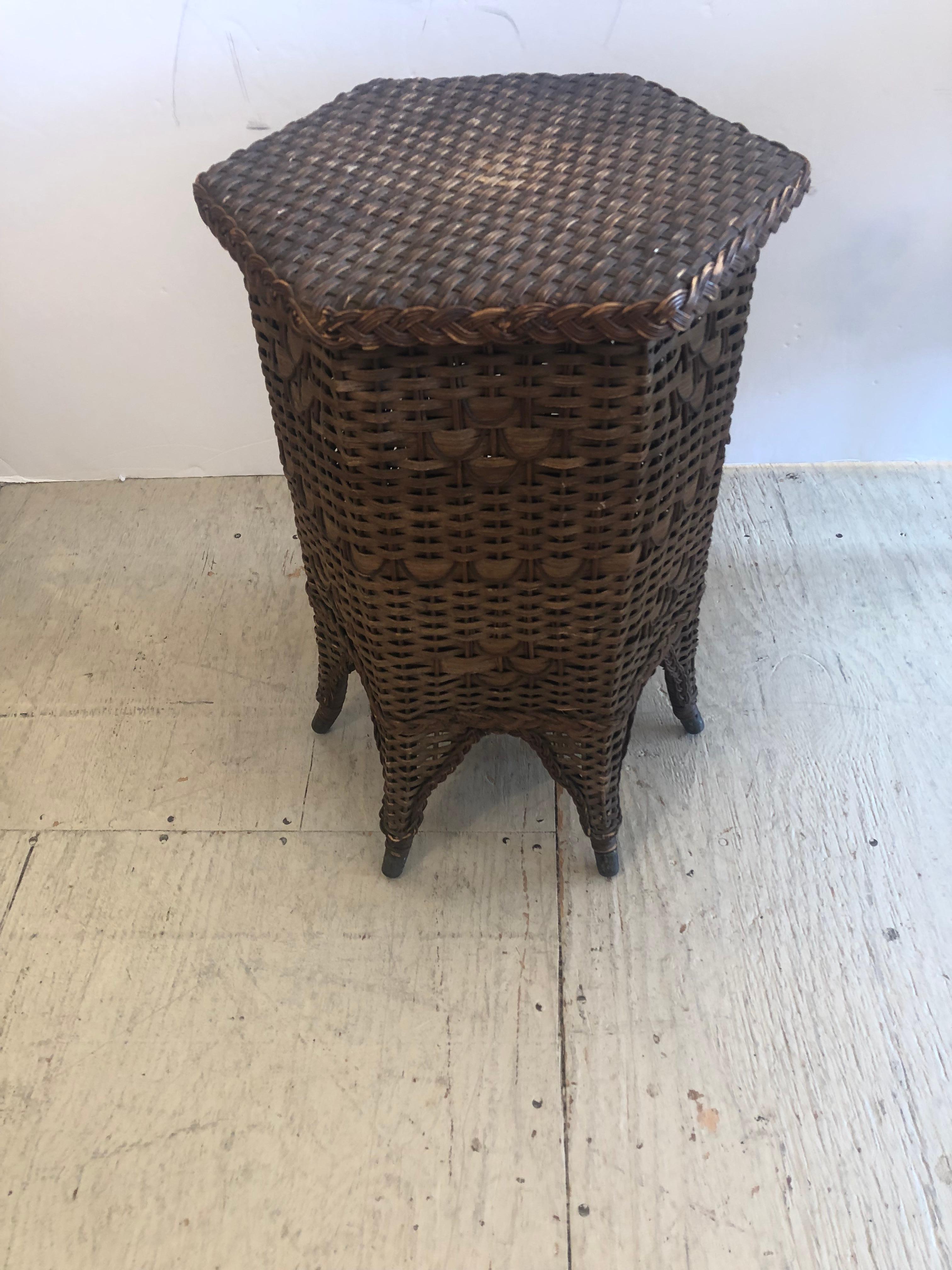 Charming Antique Wicker & Rattan Hexagonal End Side Drinks Table  In Good Condition For Sale In Hopewell, NJ