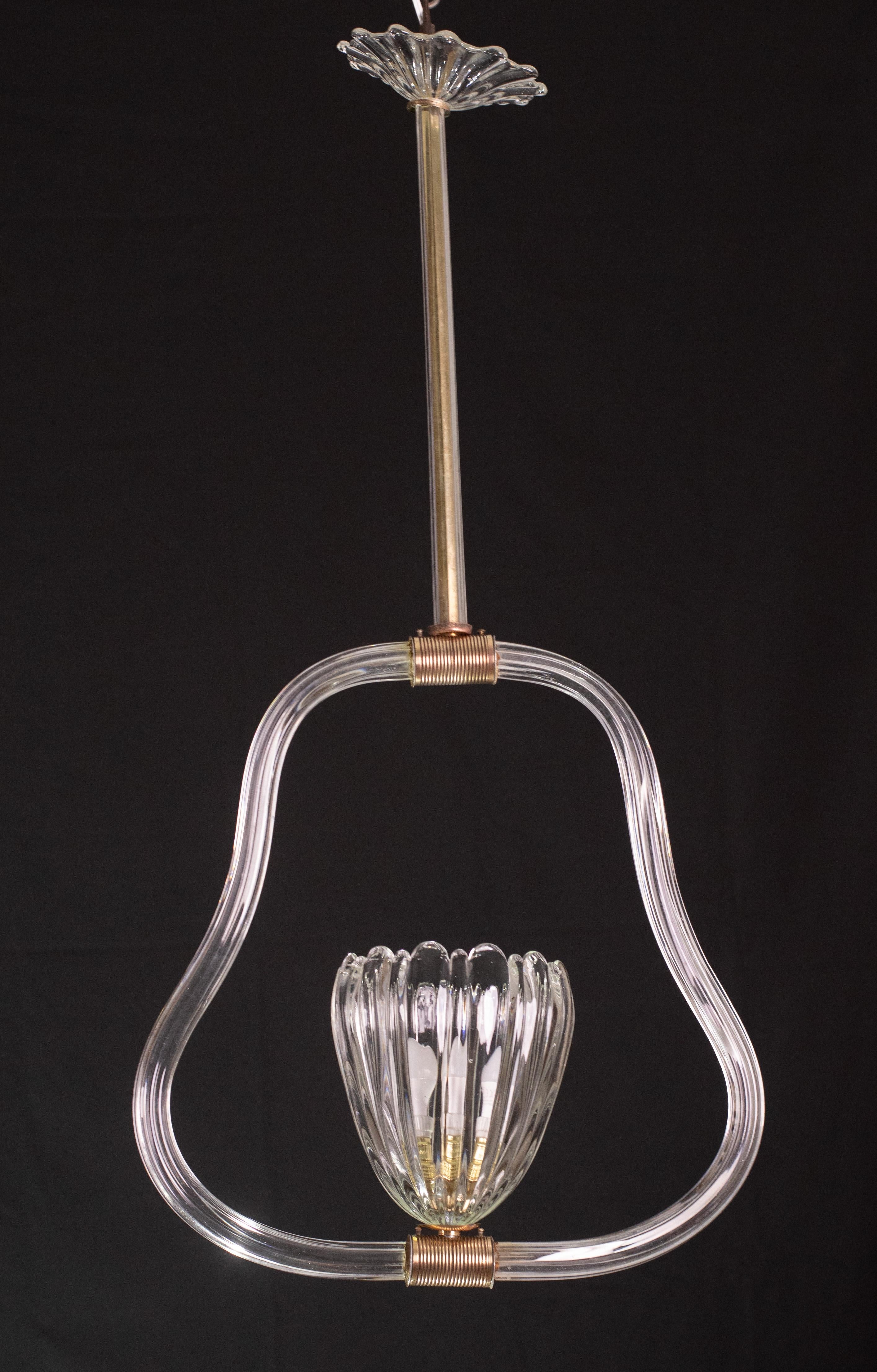 Bonita araña de Murano atribuida a Ercole Barovier.

La lámpara de araña mide 80 centímetros de altura, 43 centímetros sin varilla y 38 cm de diámetro.

Buen estado vintage.

Posibilidad de cambiar por normas Usa.