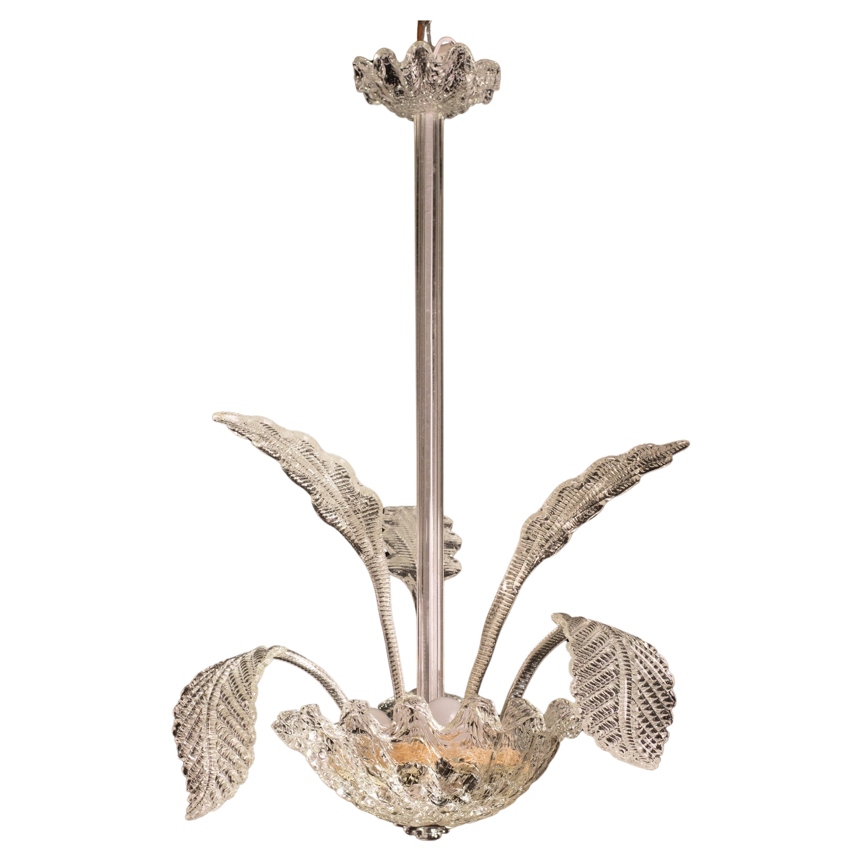 Charming Art Deco chandelier made by the glassworks Barovier & Toso in the 1940s-1950s.
The chandelier is 85 centimetres high and 60 centimetres wide.
It mounts three E14 lights, possible to switch for Usa standards. The chandelier is composed of
