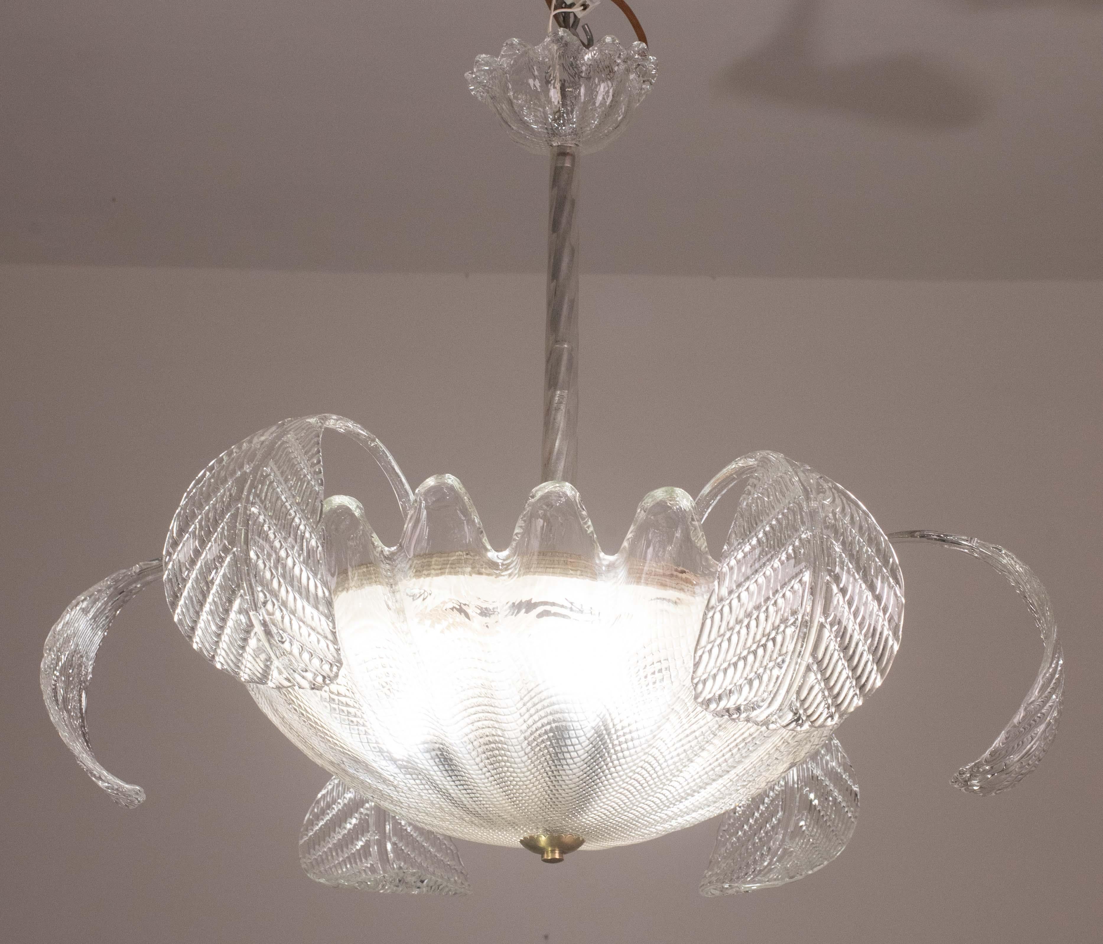 Charming Art Deco chandelier made by the glassworks Barovier & Toso in the 1940s-1950s.
The chandelier is 65 centimetres high and 75 centimetres wide.
It mounts three E27 lights, possible to switch for Usa standards. The chandelier is composed of