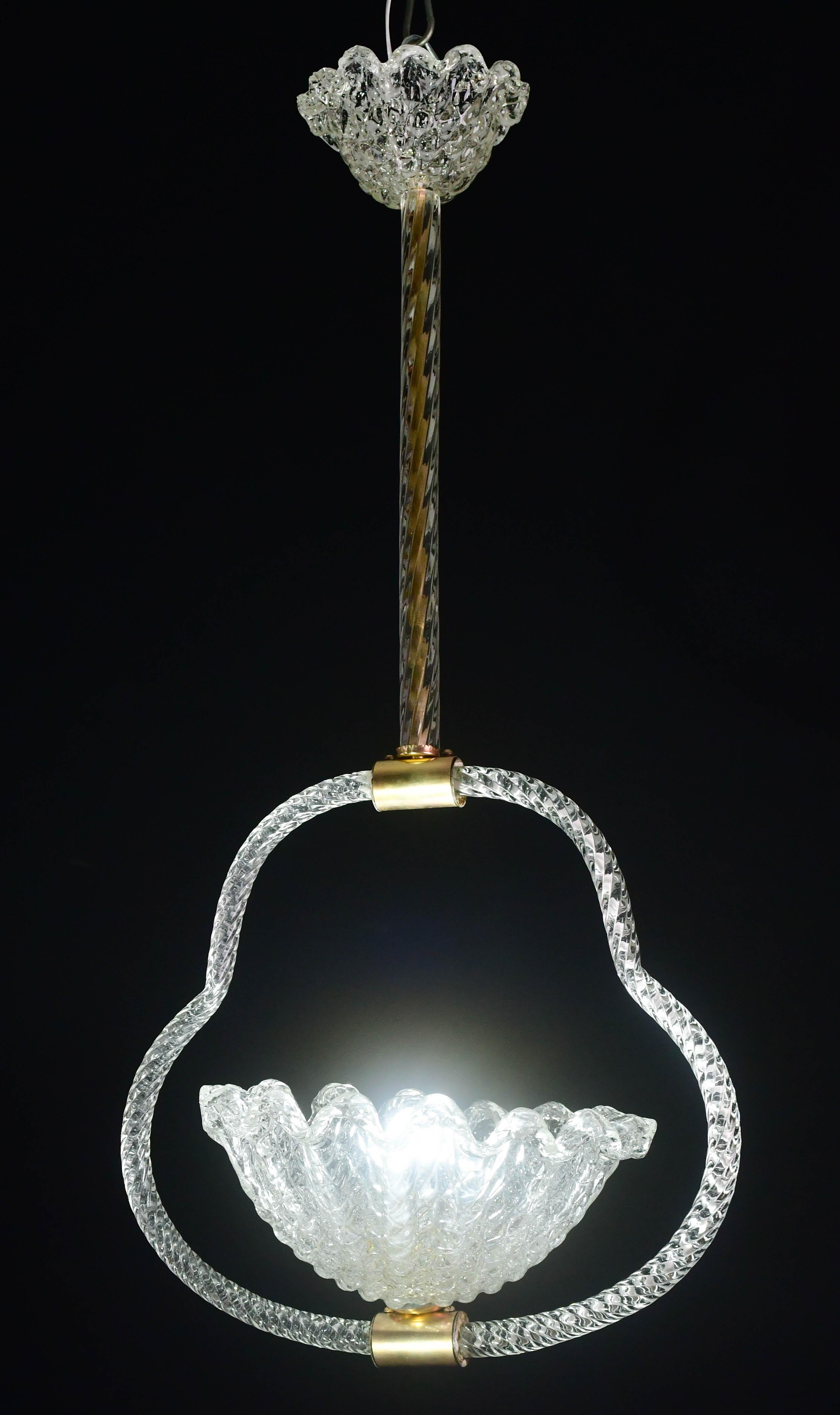 Lampada a sospensione di Barovier&Toso, soffiata a mano, con accessori in ottone. Il lampadario è alto 85 cm e largo 40 cm. L'apparecchio richiede una lampadina europea E27 / 110 Volt Edison, fino a 60 watt, possibile da ricablare per gli Stati