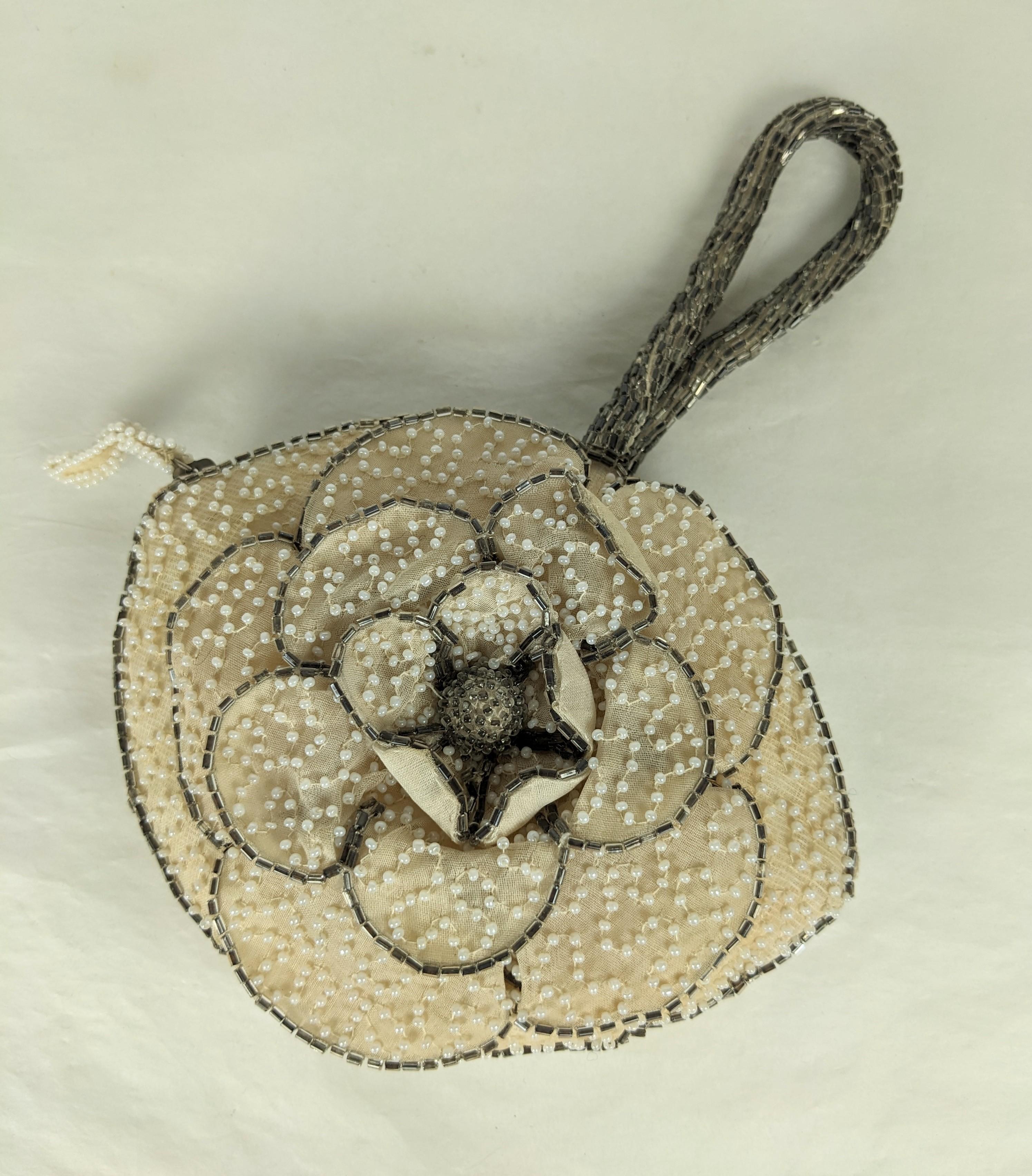 Charmant sac à fleurs en perles Art déco des années 1940, Belgique. Fleur en 3D avec des pétales en perles nacrées sur une base ovale à fermeture éclair avec une anse en perles argentées. 
Belgique des années 1940. 6,5