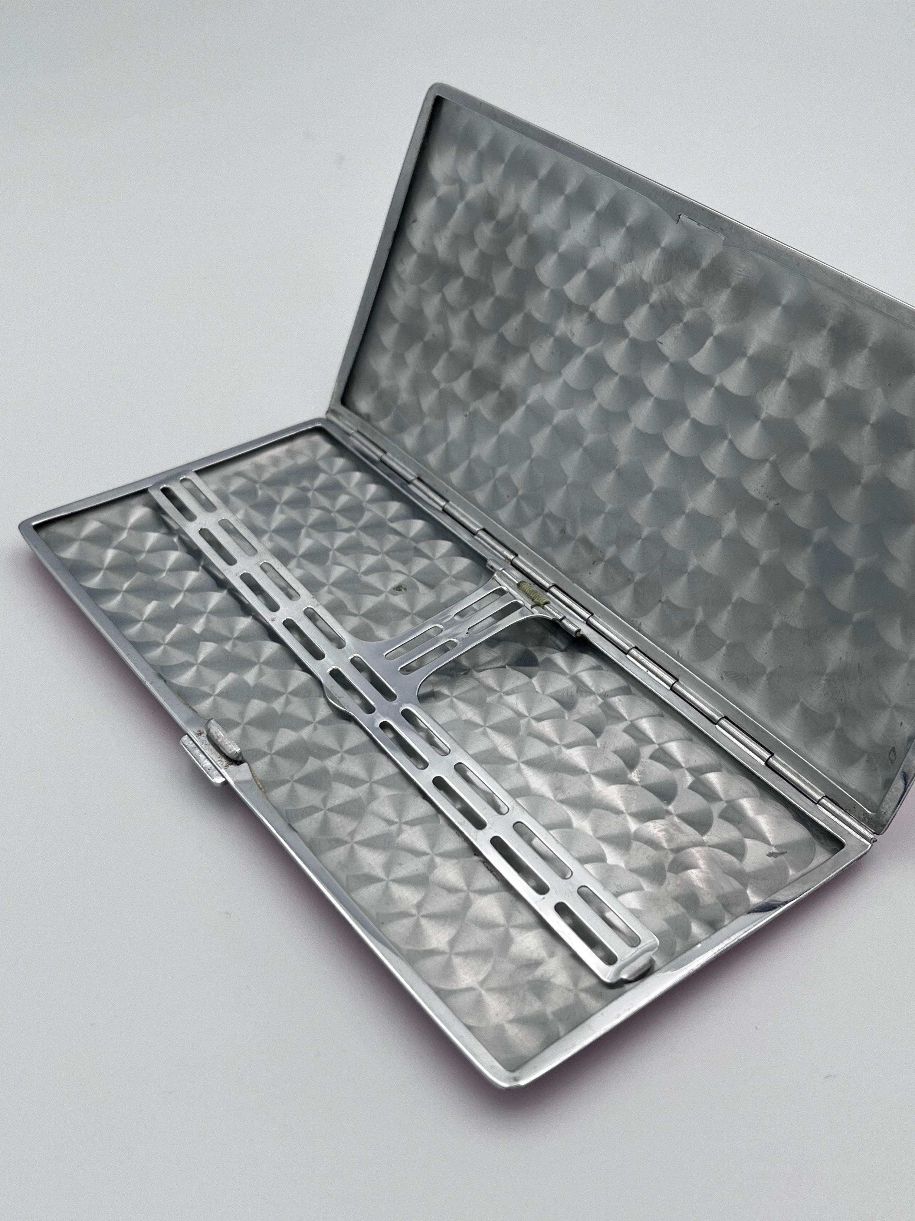 Incantevole portasigarette lungo in smalto rosso Art Deco Evans con cane Scottie in argento in vendita 2