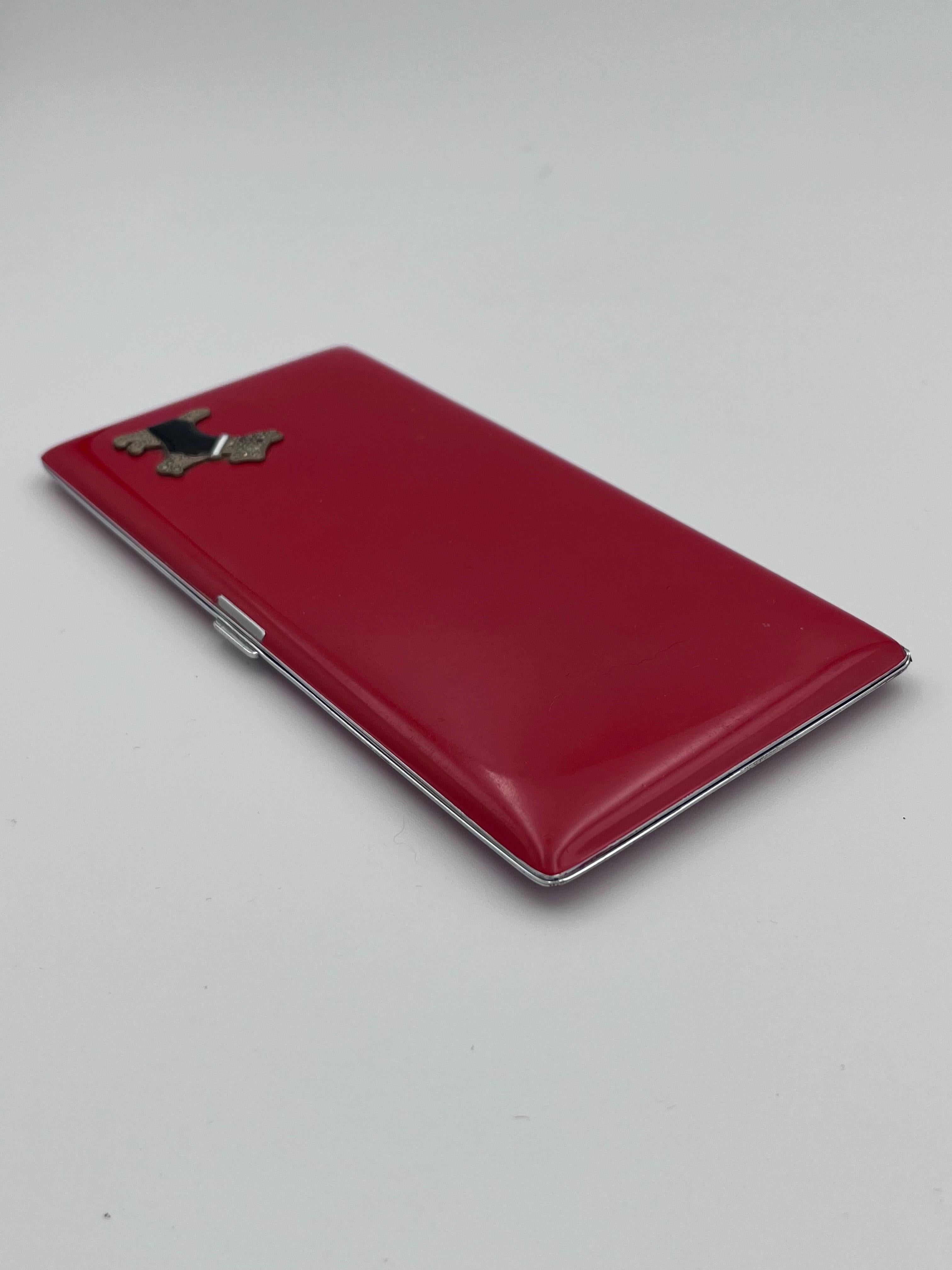 Incantevole portasigarette lungo in smalto rosso Art Deco Evans con cane Scottie in argento in vendita 3