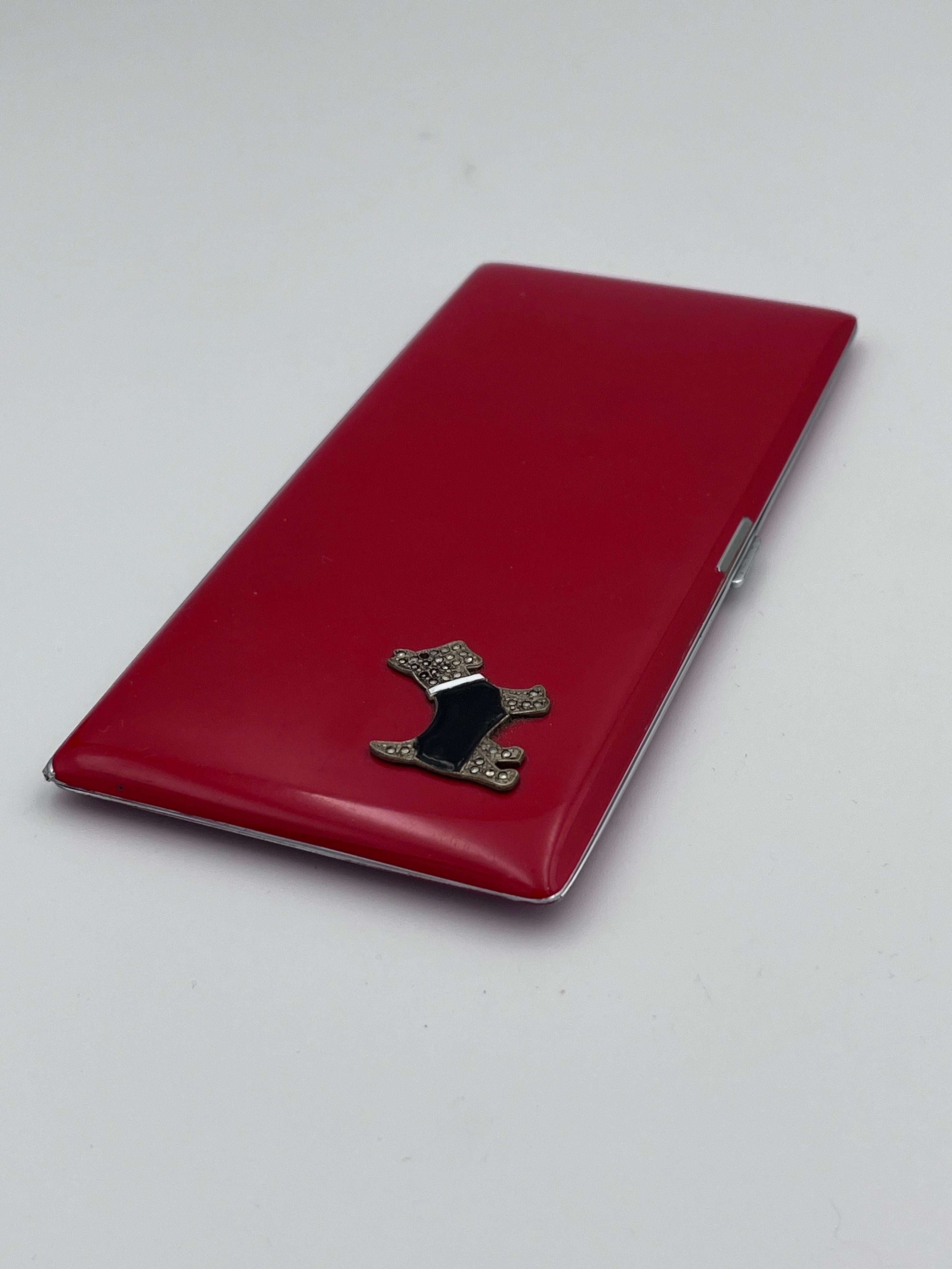 Incantevole portasigarette lungo in smalto rosso Art Deco Evans con cane Scottie in argento in vendita 4