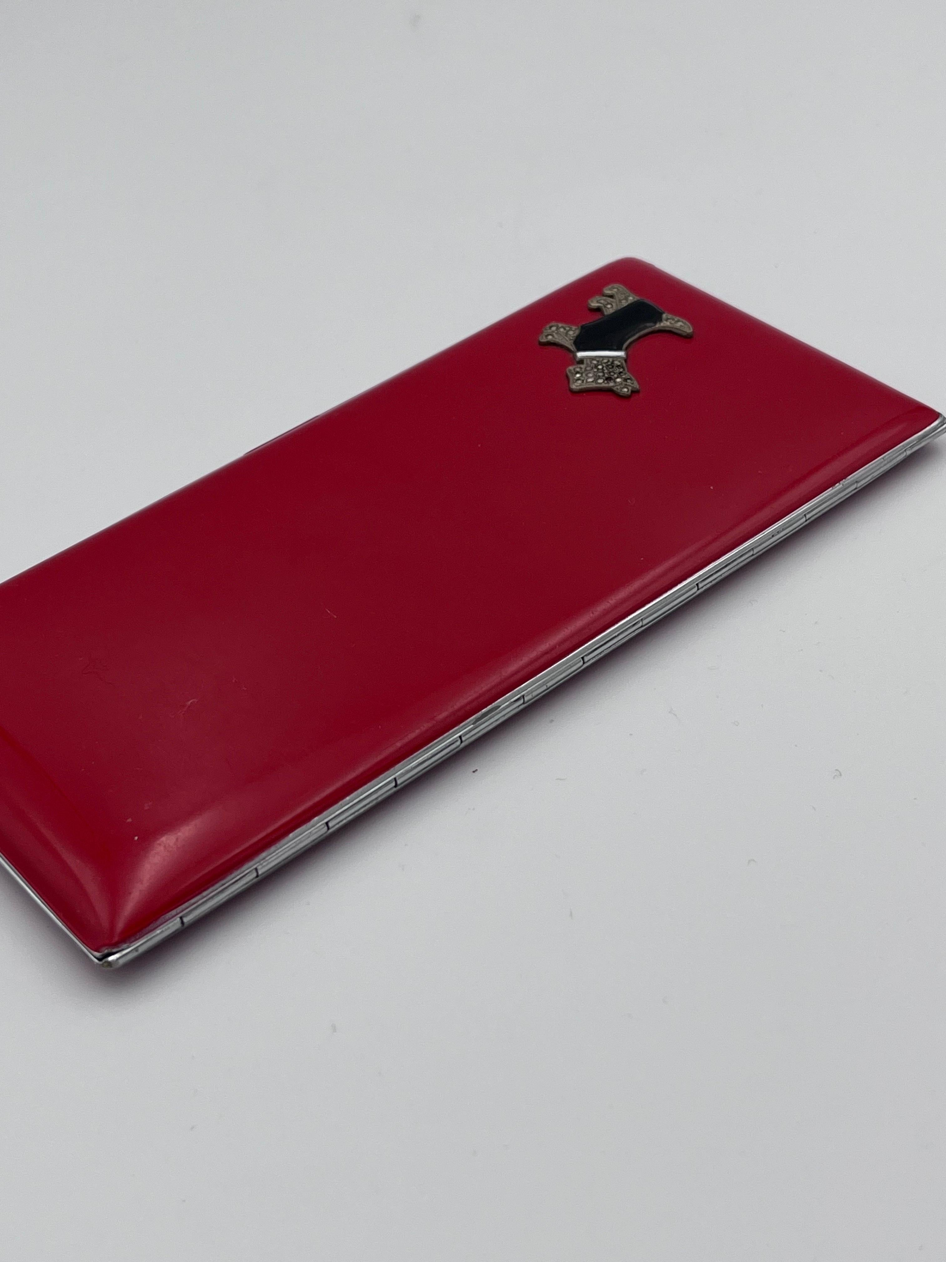 Incantevole portasigarette lungo in smalto rosso Art Deco Evans con cane Scottie in argento in vendita 7