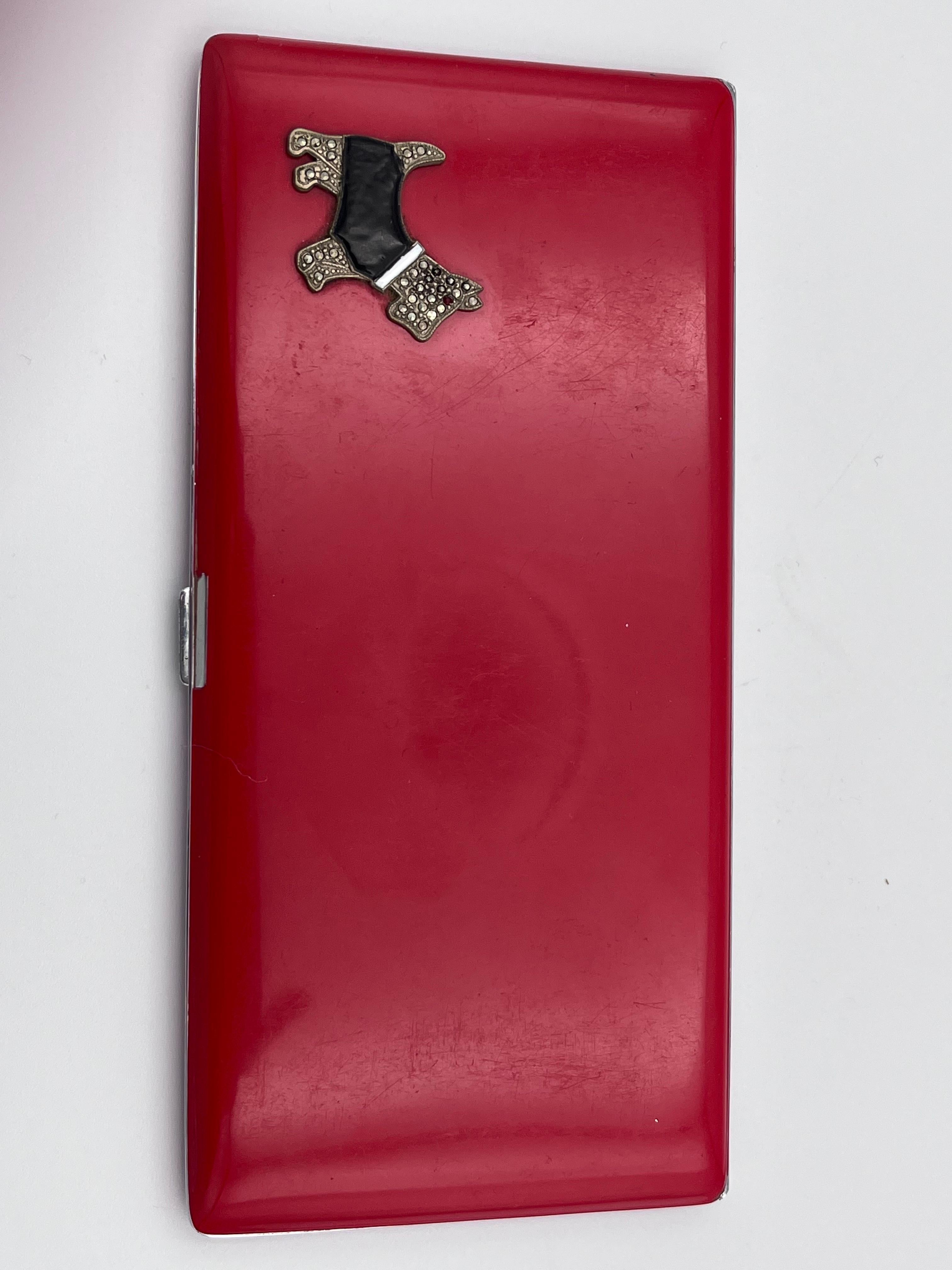Incantevole portasigarette lungo Art Deco Evans in smalto rosso con cane Scottie in argento, design High Deco anni '30

Questo affascinante portasigarette lungo in smalto rosso Art Deco Evans è un tesoro degli anni '30 splendidamente conservato, che