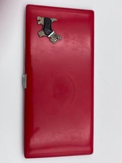 Incantevole portasigarette lungo in smalto rosso Art Deco Evans con cane Scottie in argento