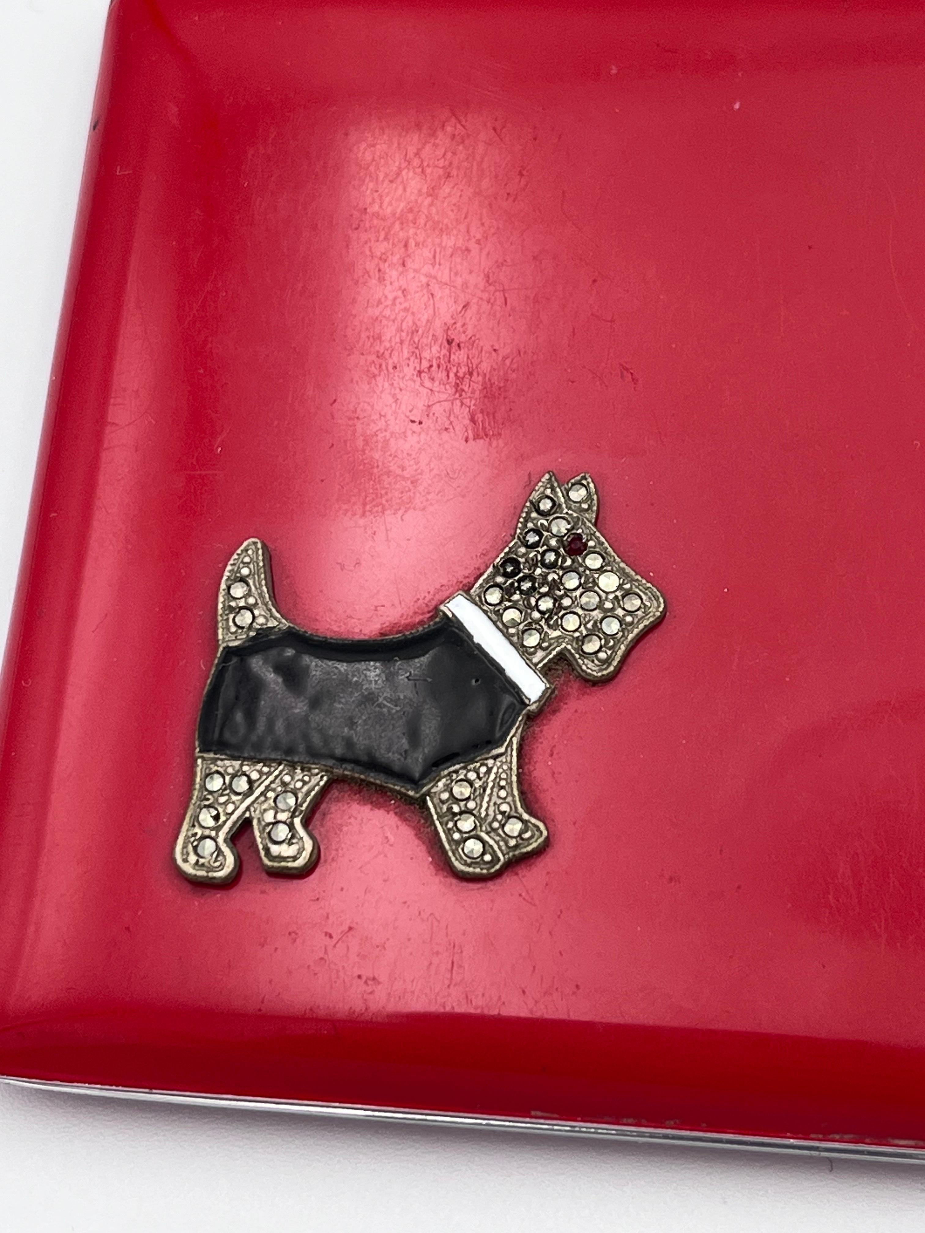 Art Déco Incantevole portasigarette lungo in smalto rosso Art Deco Evans con cane Scottie in argento in vendita