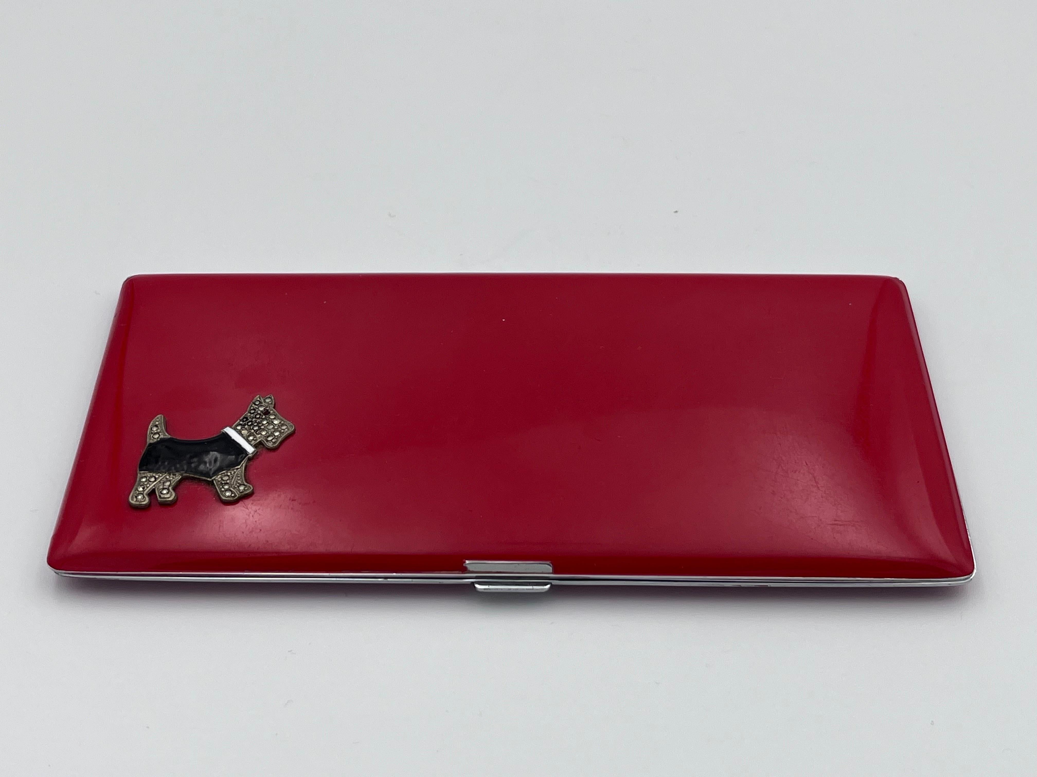 Americano Incantevole portasigarette lungo in smalto rosso Art Deco Evans con cane Scottie in argento in vendita