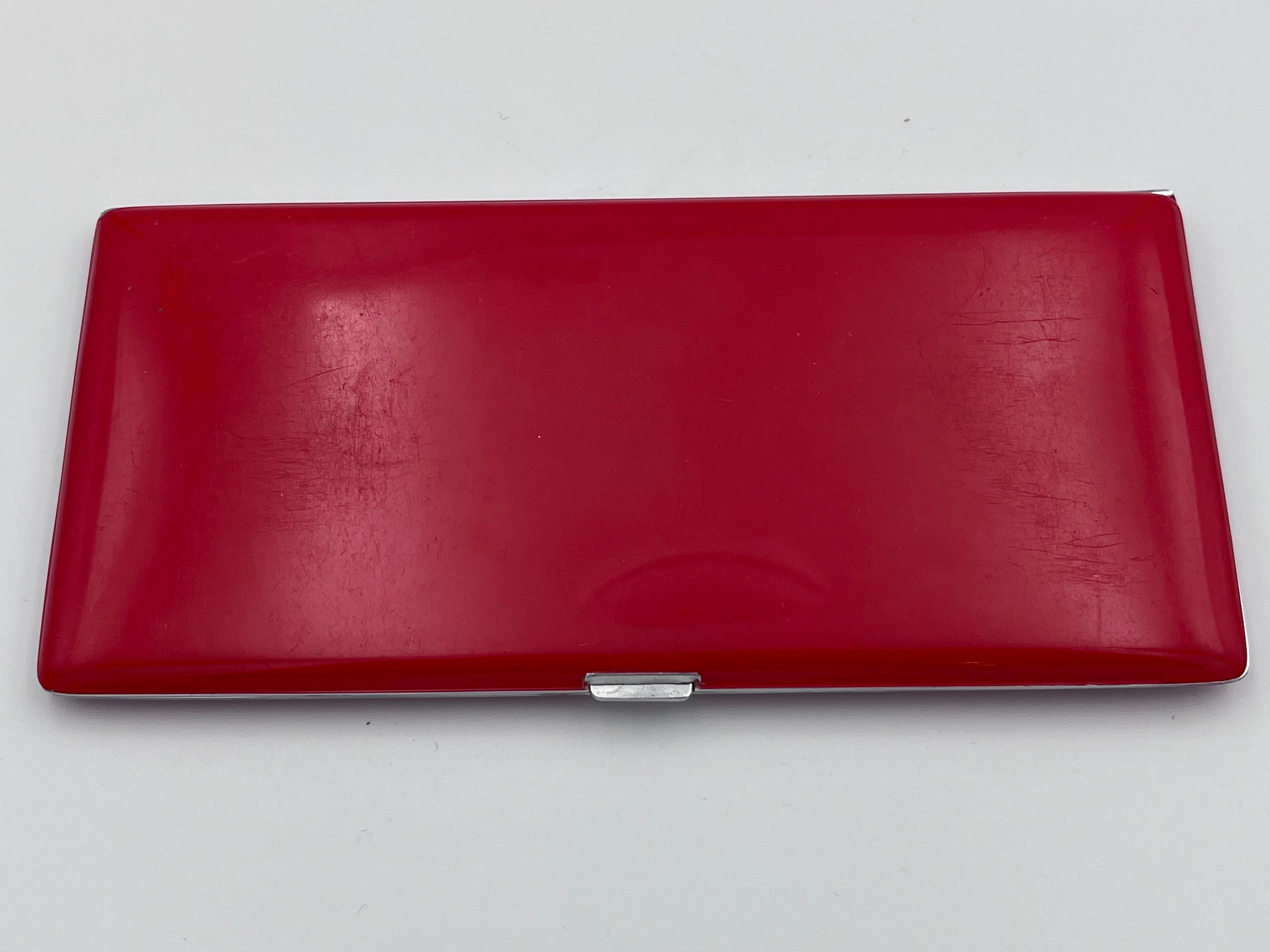 Smaltato Incantevole portasigarette lungo in smalto rosso Art Deco Evans con cane Scottie in argento in vendita