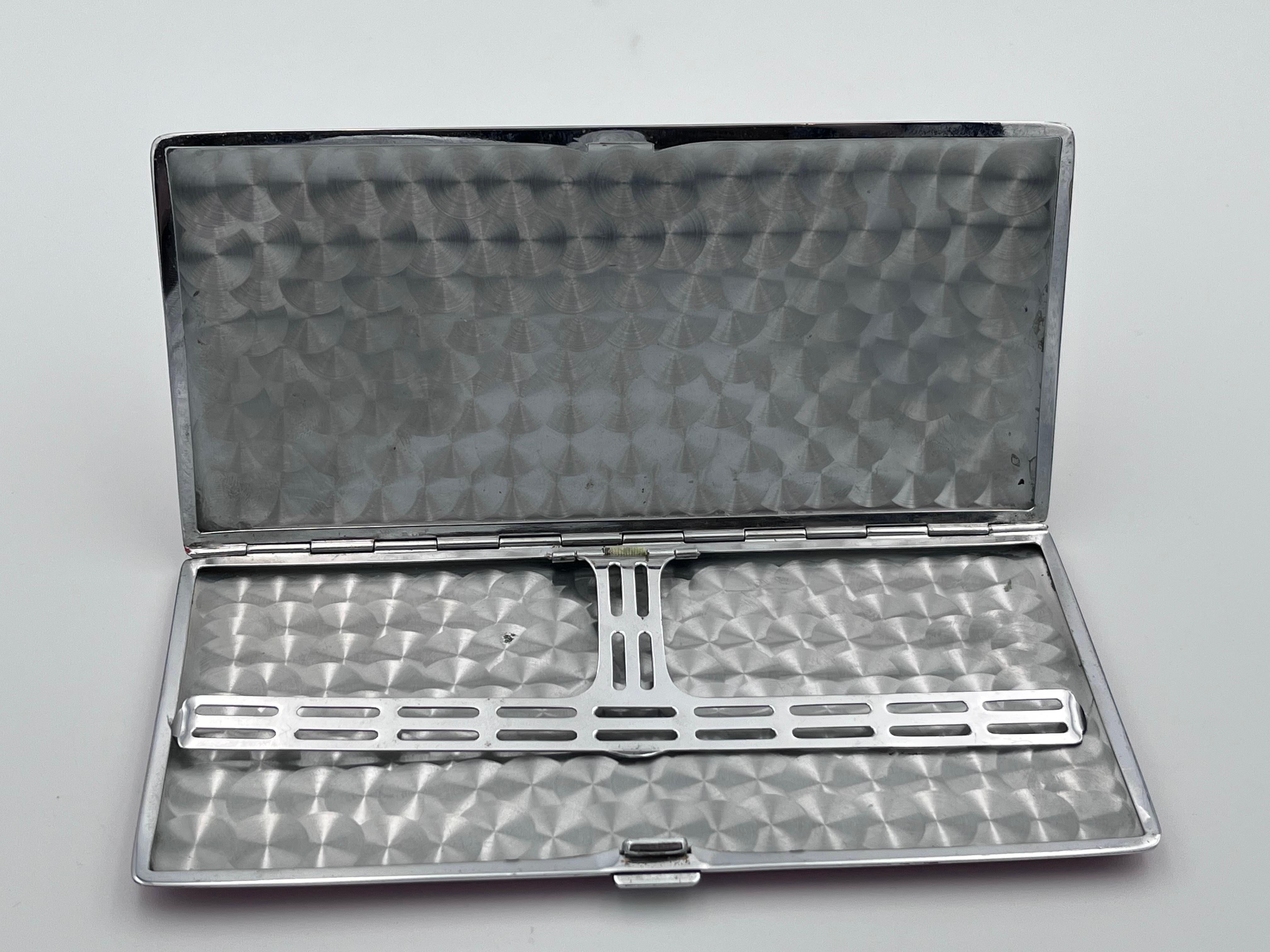 Incantevole portasigarette lungo in smalto rosso Art Deco Evans con cane Scottie in argento In condizioni buone in vendita a Red Lion, PA