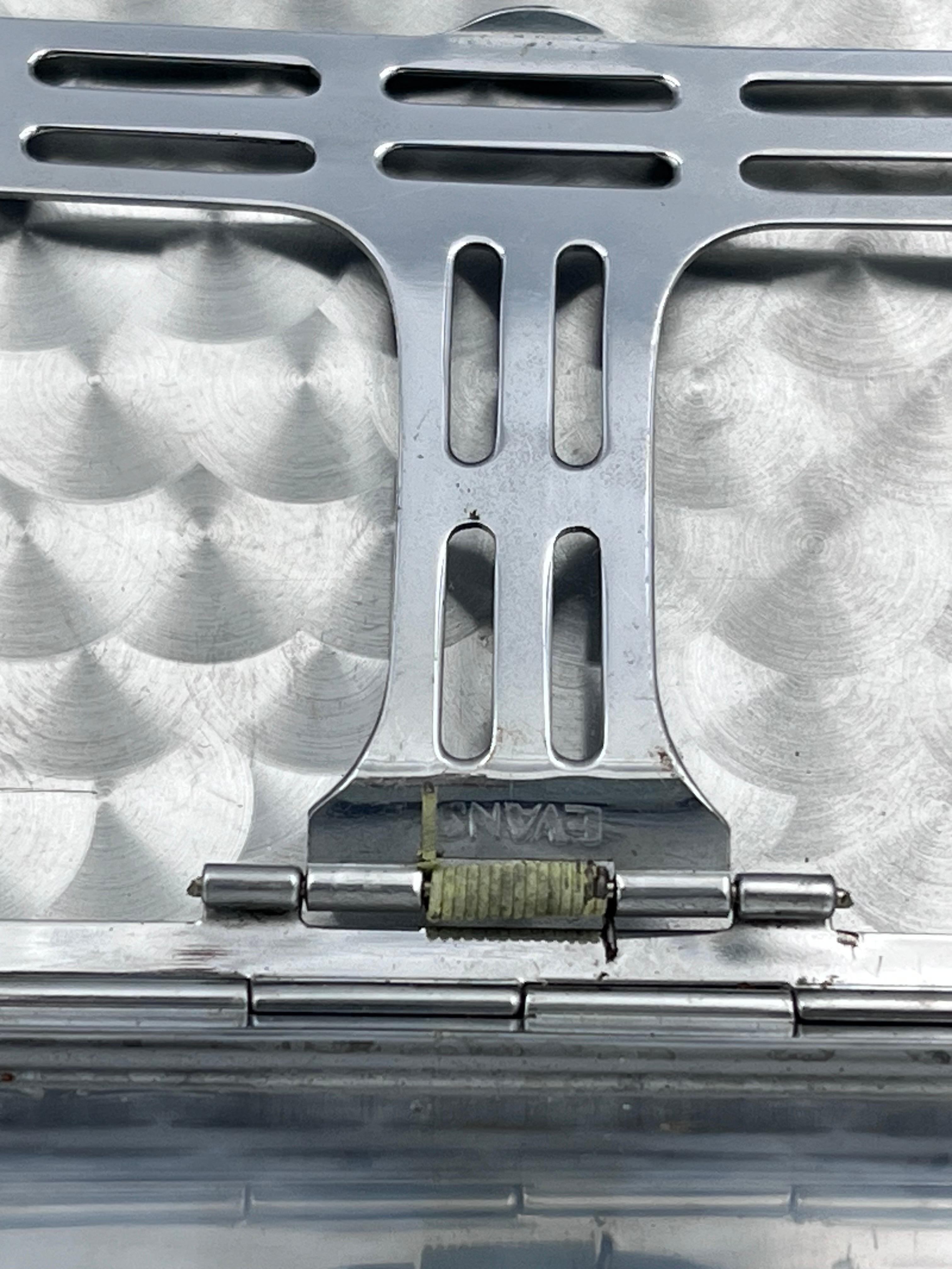 Metà XX secolo Incantevole portasigarette lungo in smalto rosso Art Deco Evans con cane Scottie in argento in vendita