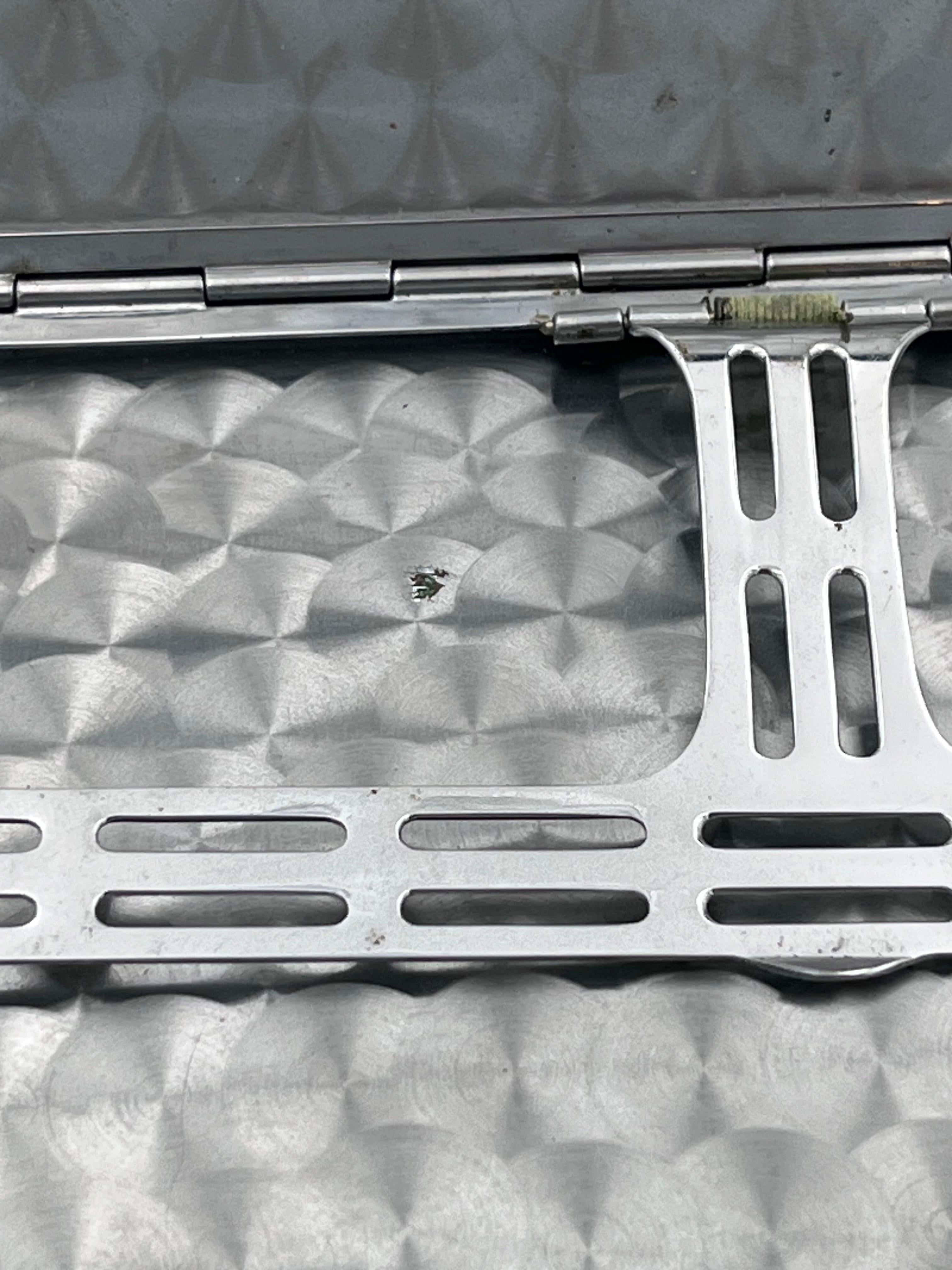 Metallo Incantevole portasigarette lungo in smalto rosso Art Deco Evans con cane Scottie in argento in vendita