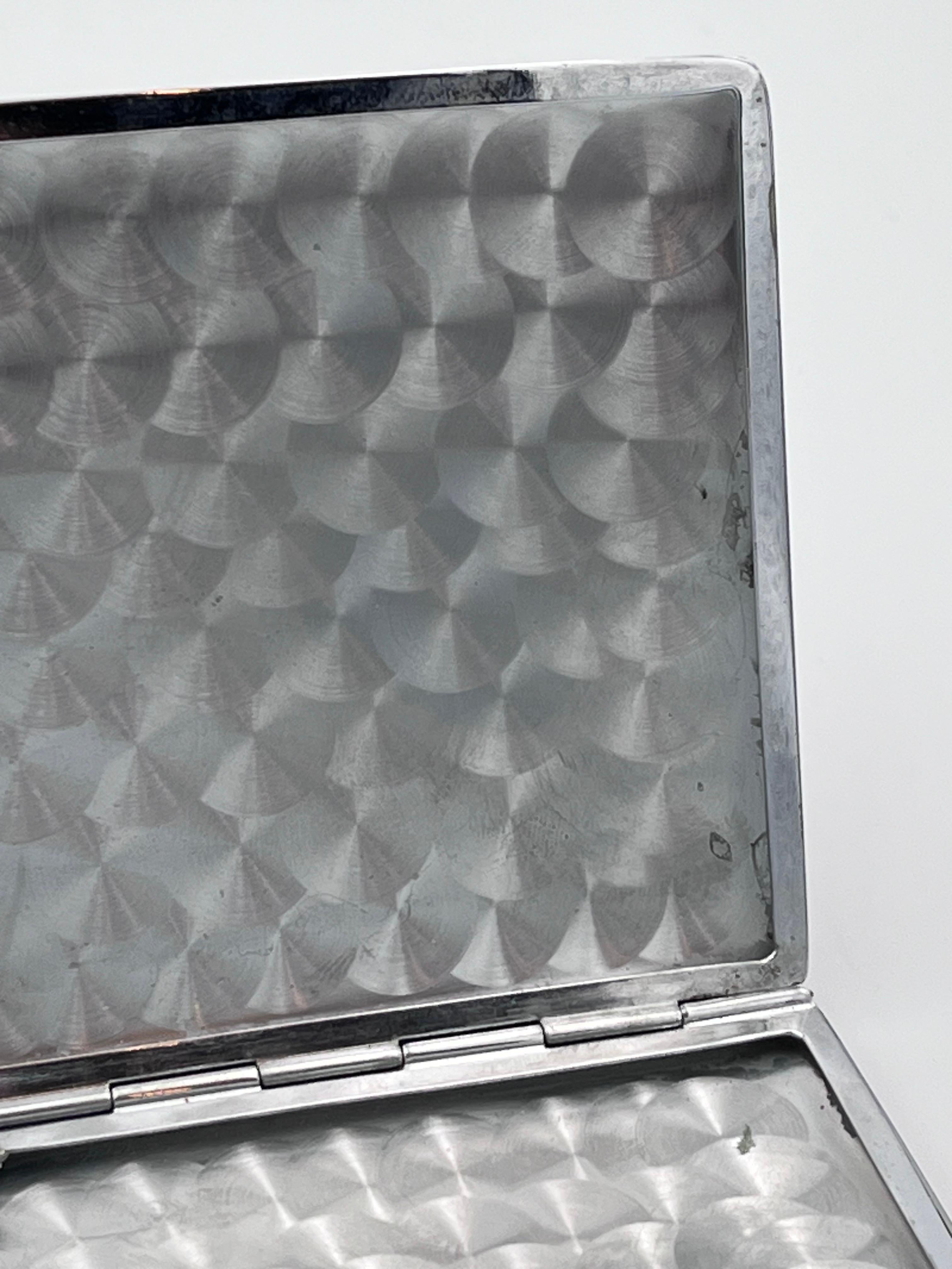 Incantevole portasigarette lungo in smalto rosso Art Deco Evans con cane Scottie in argento in vendita 1