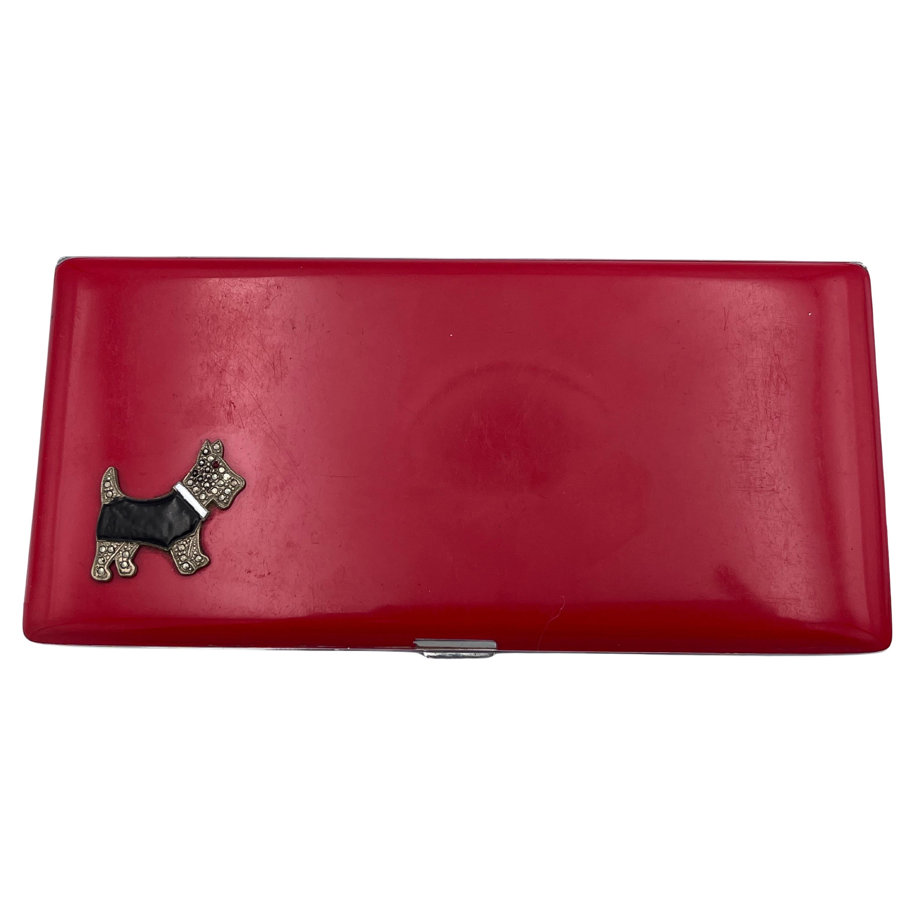 Incantevole portasigarette lungo in smalto rosso Art Deco Evans con cane Scottie in argento in vendita