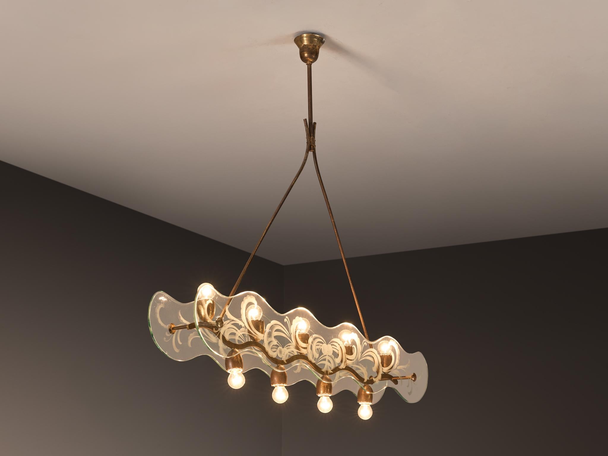 Laiton Charmant lustre italien Art Déco en laiton et panneaux de verre gravé en vente