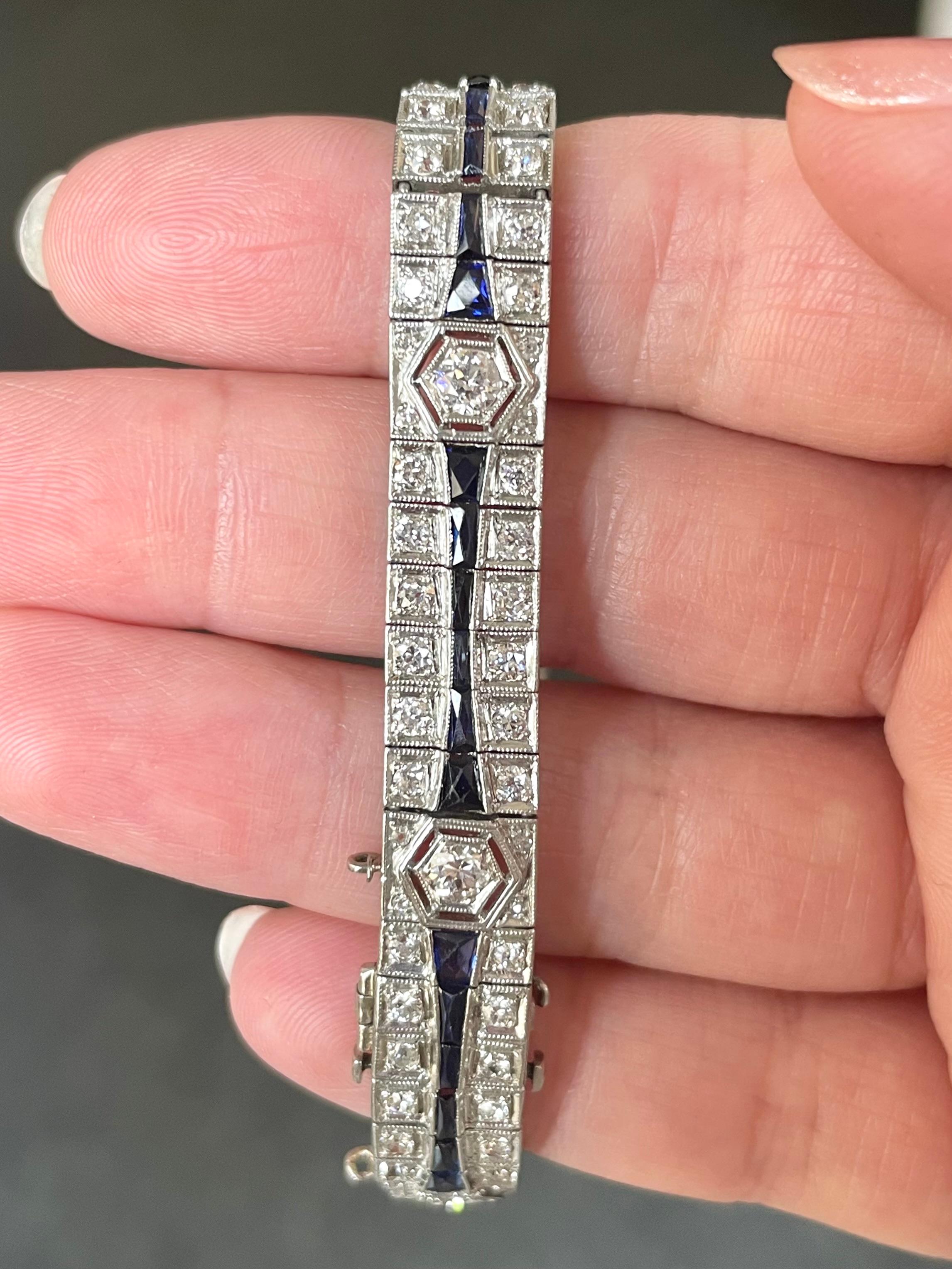 Charmantes Art-Déco-Armband aus Platin mit dreireihigen Diamanten und Saphiren (Rundschliff) im Angebot