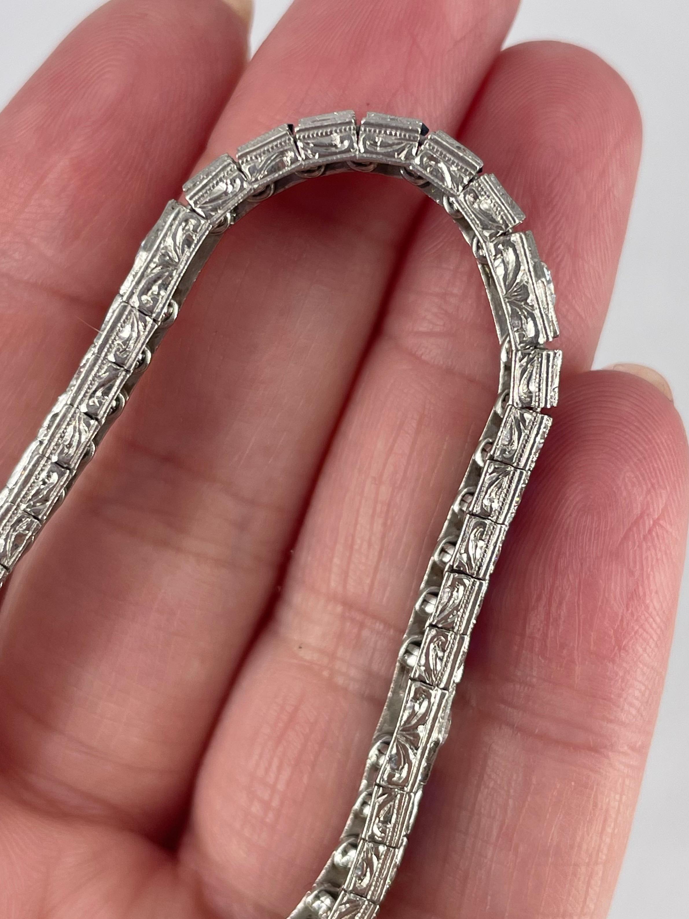 Charmantes Art-Déco-Armband aus Platin mit dreireihigen Diamanten und Saphiren im Zustand „Hervorragend“ im Angebot in New York, NY