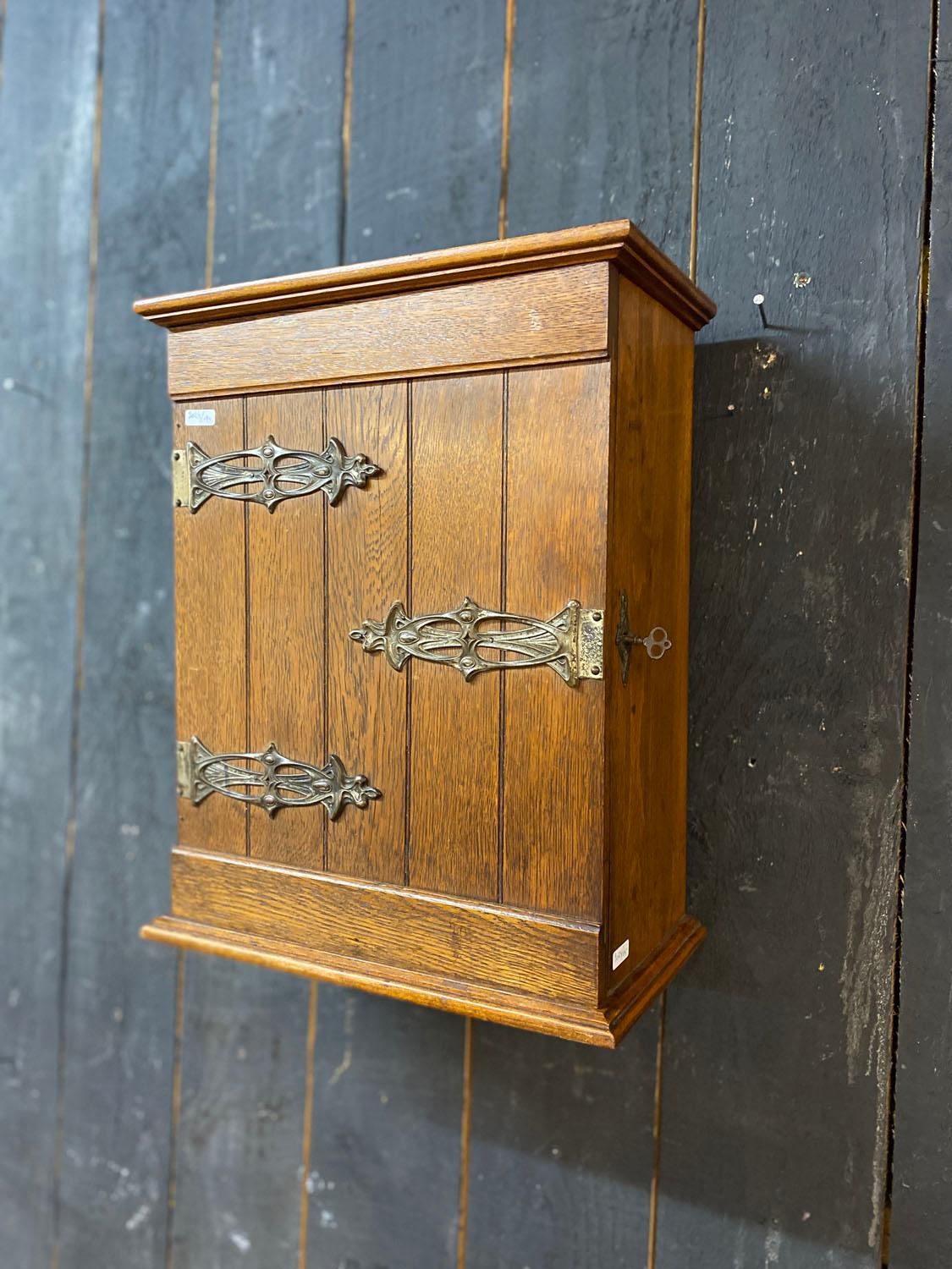 charming arts and crafts wall cabinet circa 1900 with its original key For Sale 5