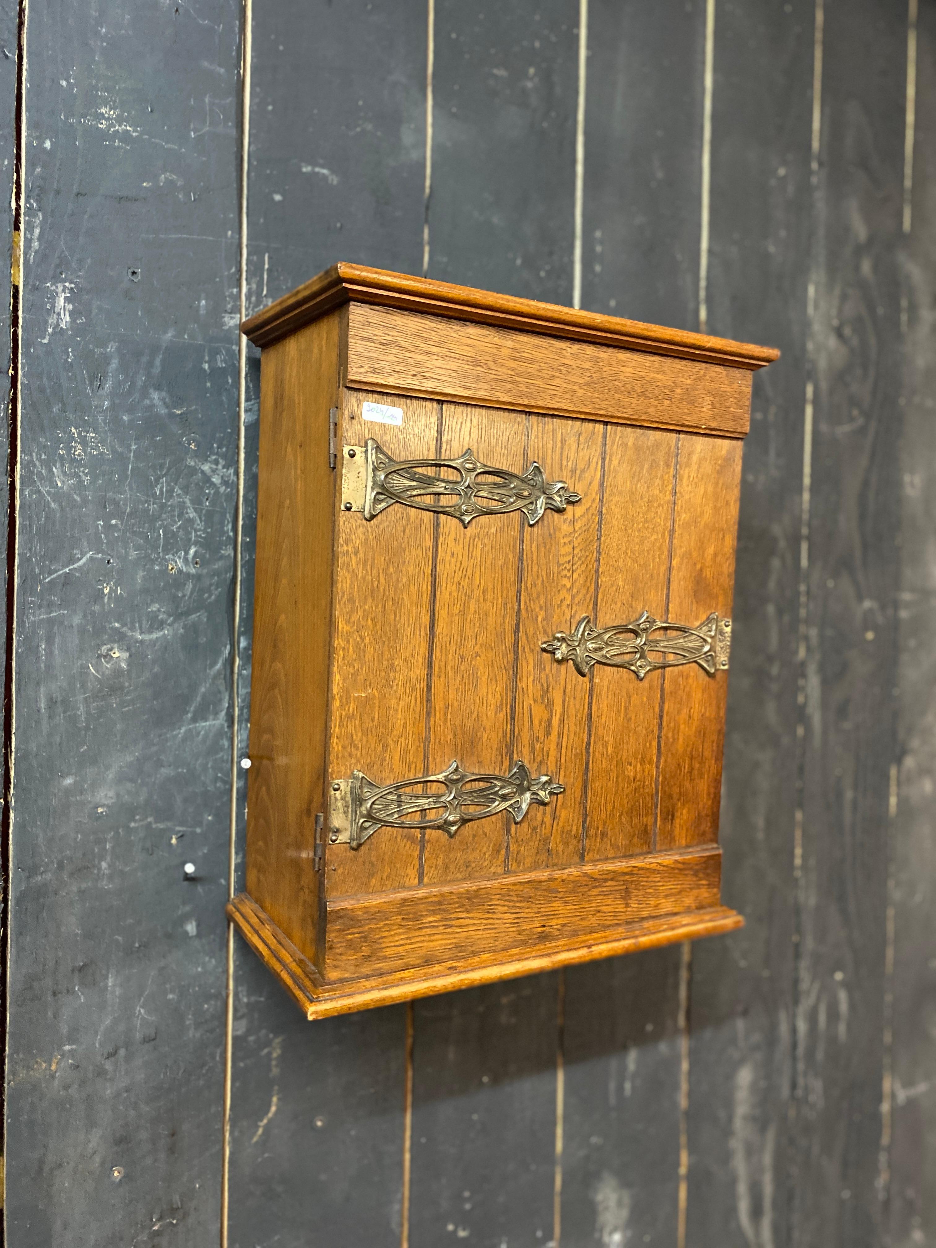 charming arts and crafts wall cabinet circa 1900 with its original key In Good Condition For Sale In Mouscron, WHT