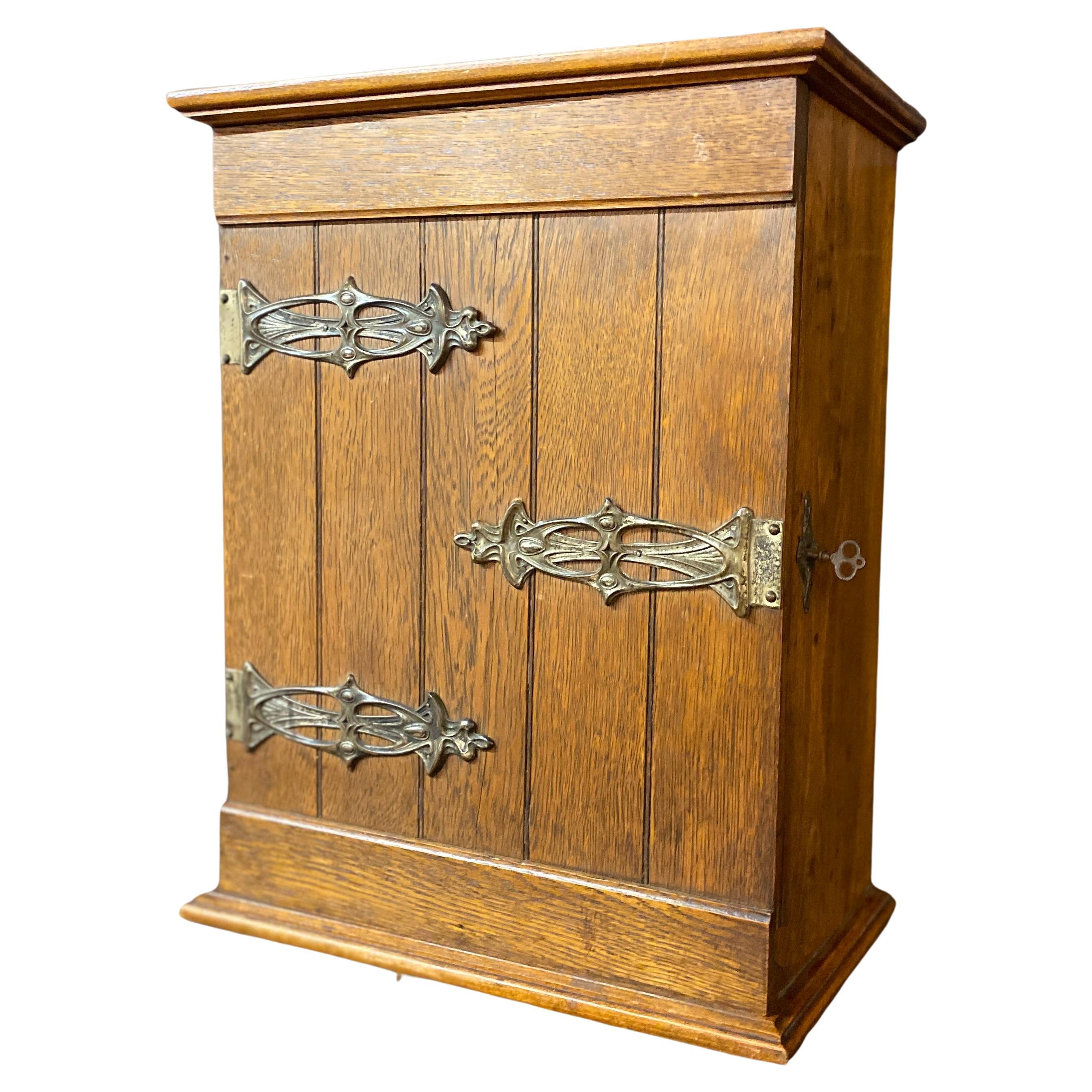 charming arts and crafts wall cabinet circa 1900 with its original key For Sale