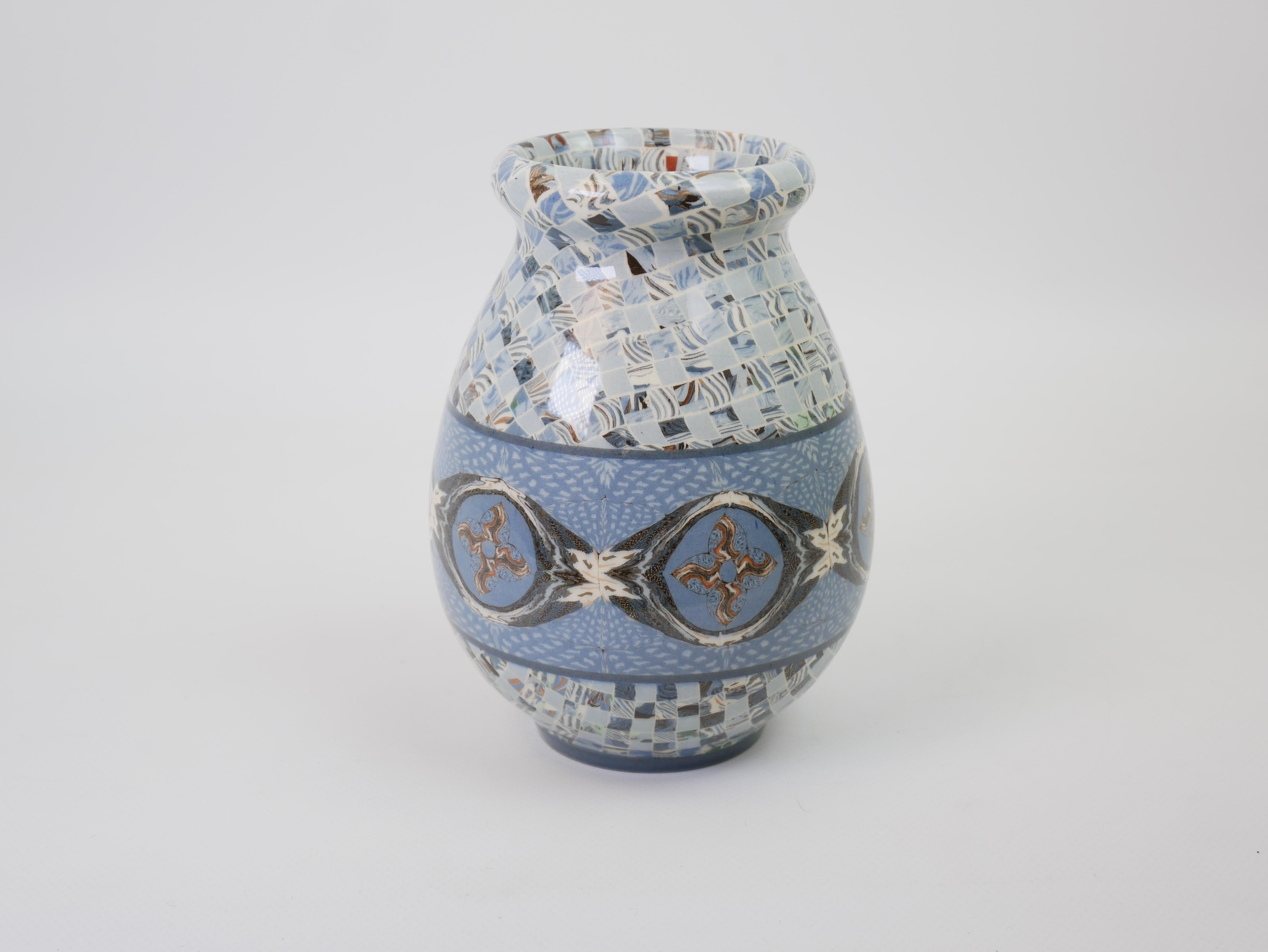 Encantador jarrón de cerámica azul bebé de Jean Gerbino Vallauris hacia 1940 Cerámico en venta