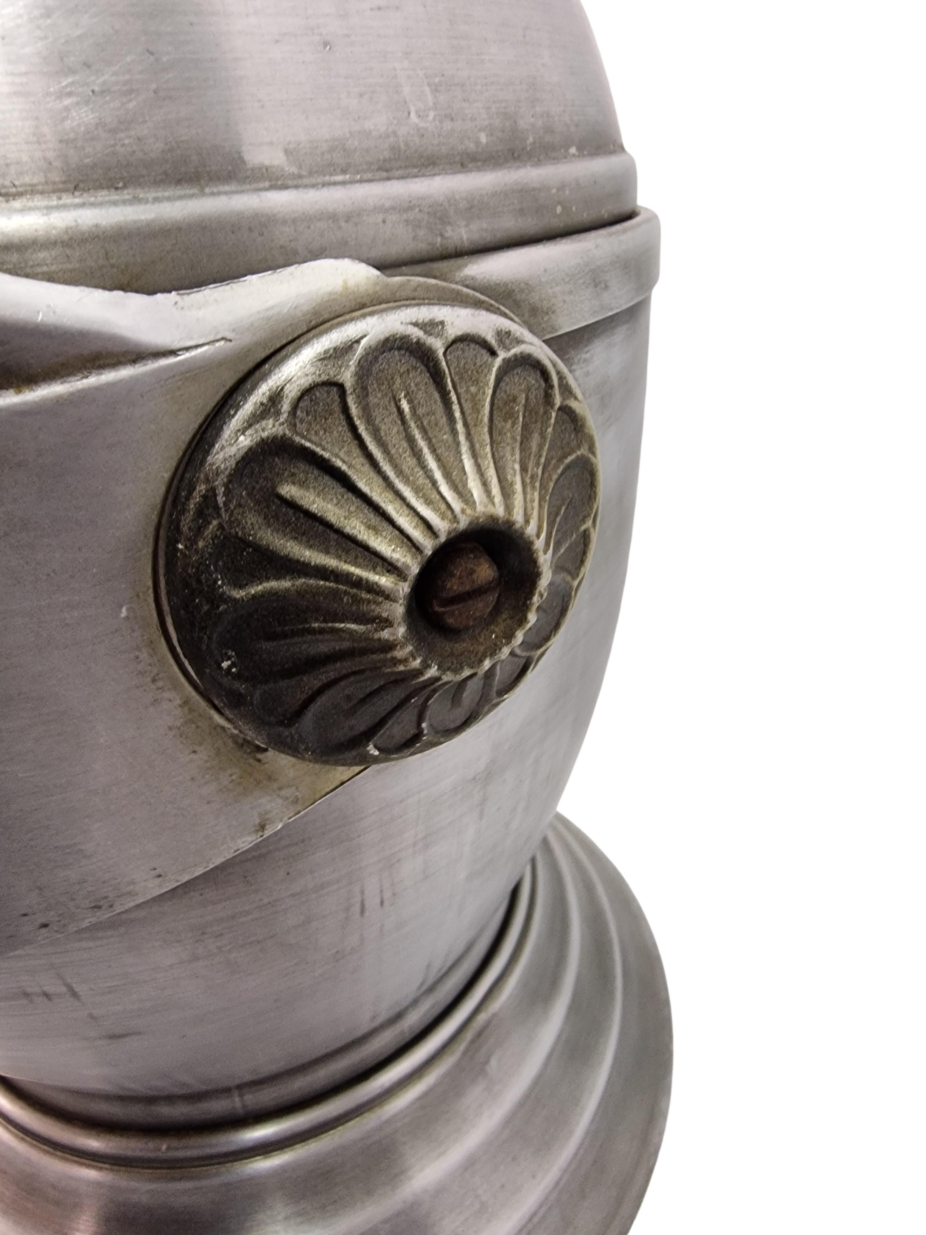 Encantadora cubitera grande, caballero con visera, enfriador de vino, años 70, Italia Metal en venta