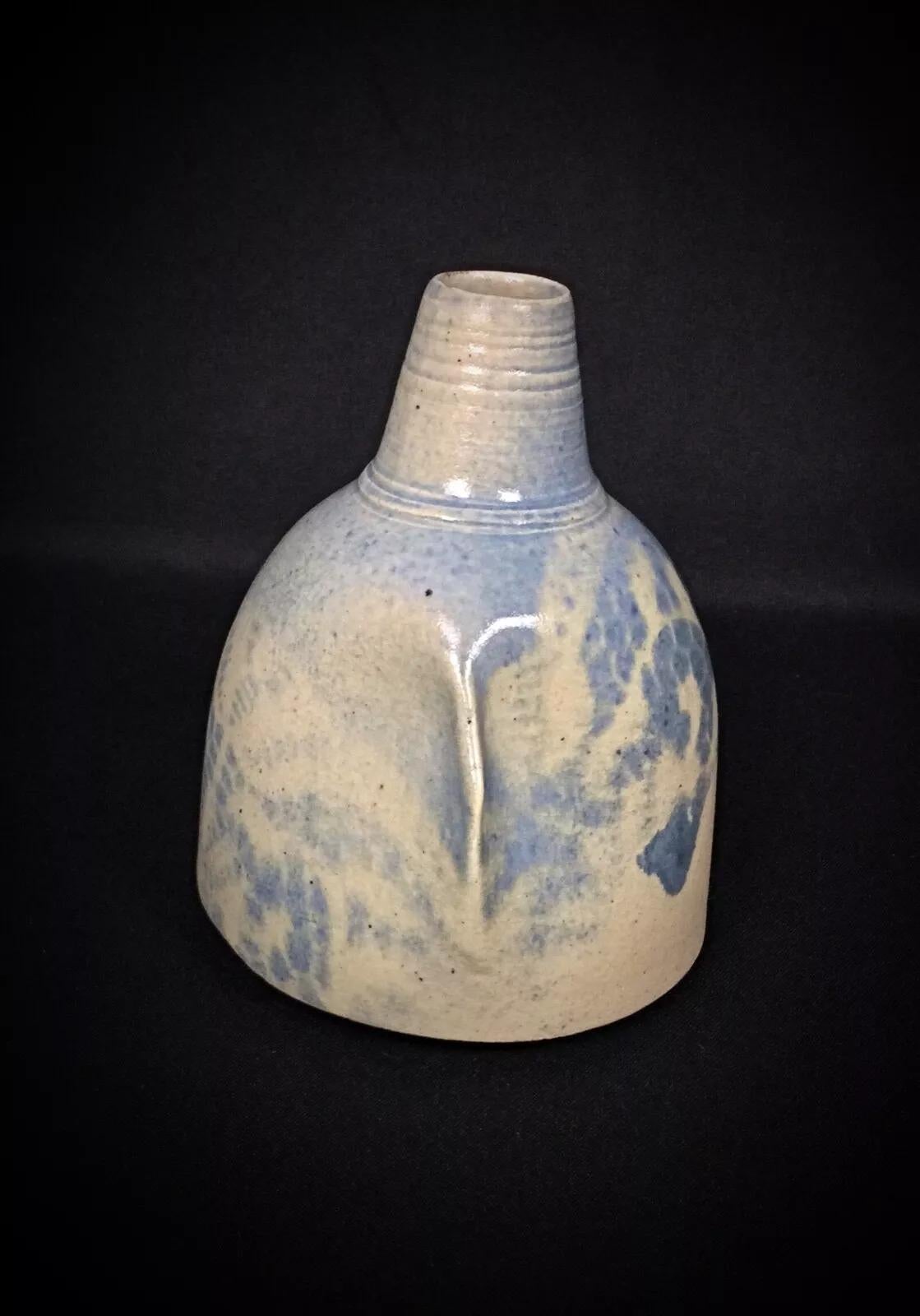 Encantador jarrón Soliflore de loza azul y blanca - Firmado y numerado - 2Y278 siglo XX en venta