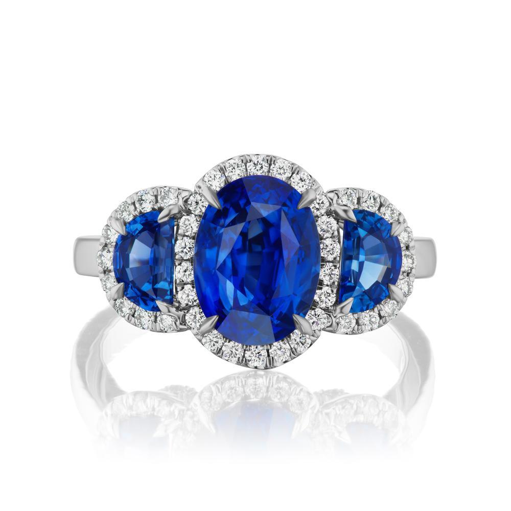 Charming Blue Sapphire And Diamond Ring In Excellent Condition For Sale In Dania Beach, FL
