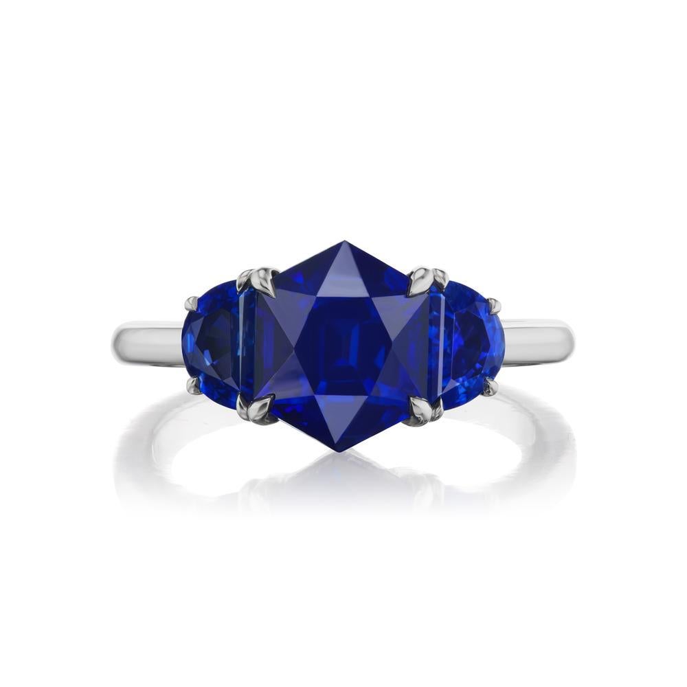Modern Charming Blue Sapphire Ring For Sale