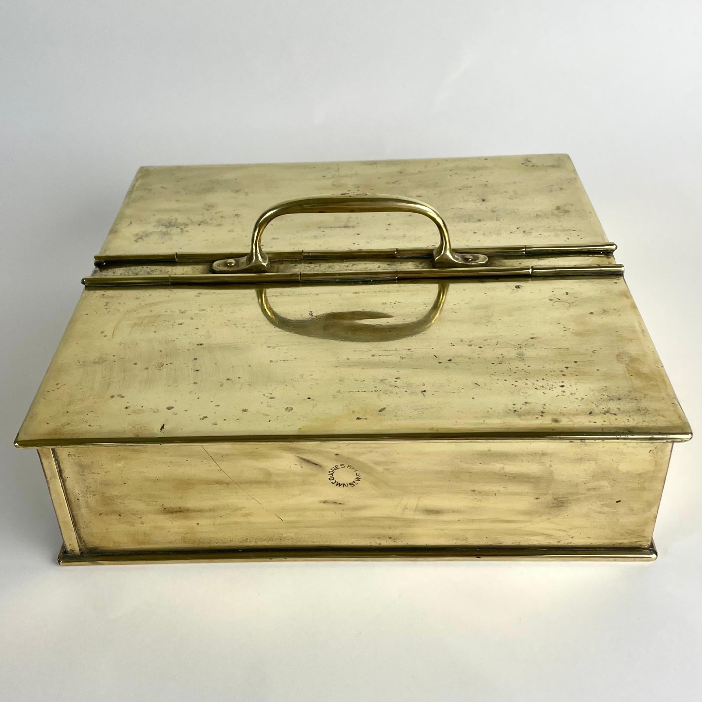 Charming Brass Spice Box by Jones Bros, England, Early 1900s en Bueno estado para la venta en Knivsta, SE