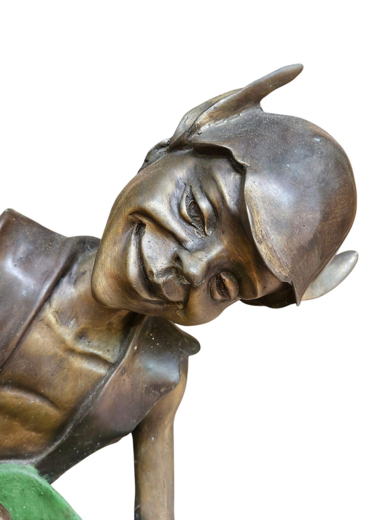 Charmante sculpture de lutin assise sur une feuille
Belle patine et idéal pour le jardin.