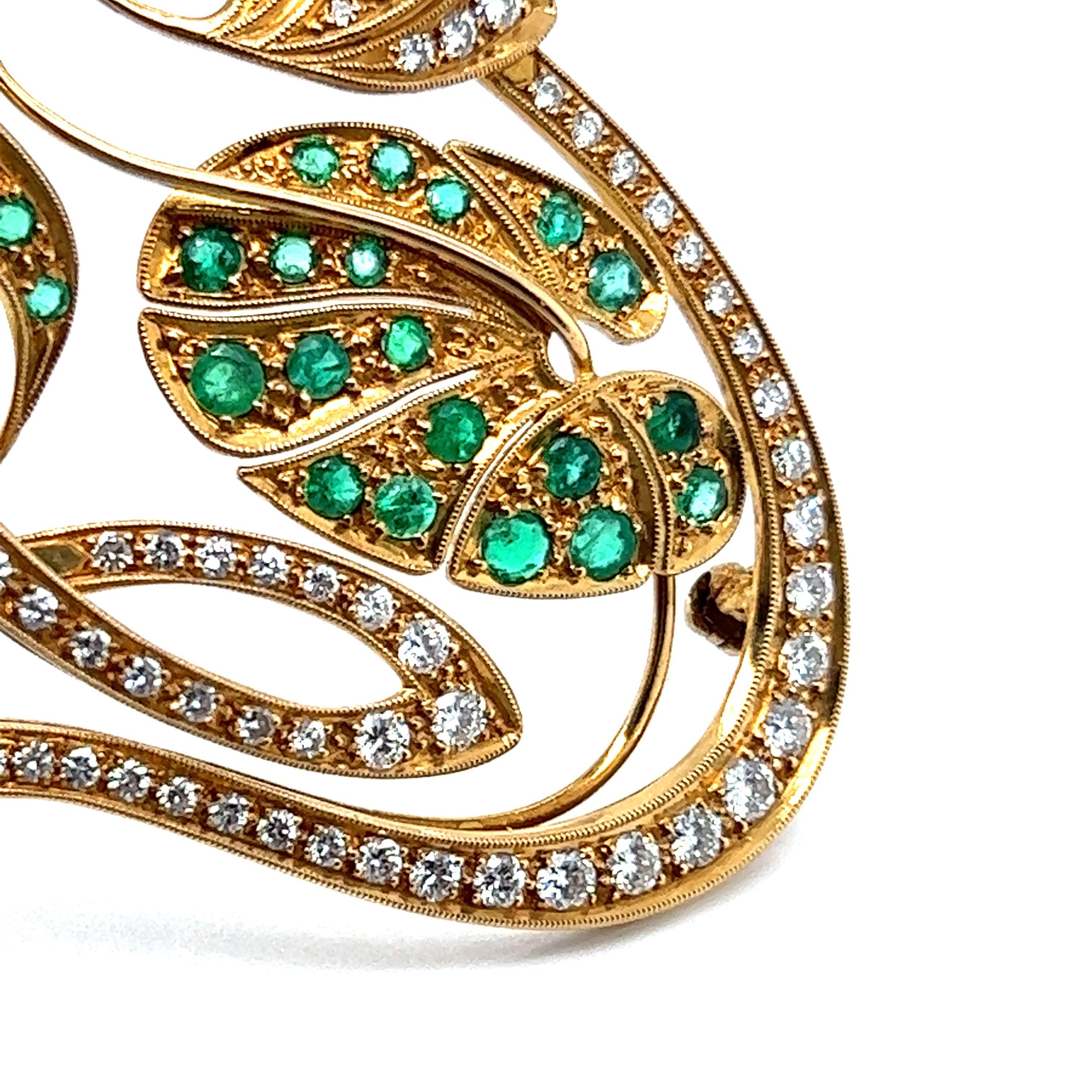 Charmante Brosche aus 18 Karat Gelbgold mit Smaragden und Diamanten (Art nouveau) im Angebot