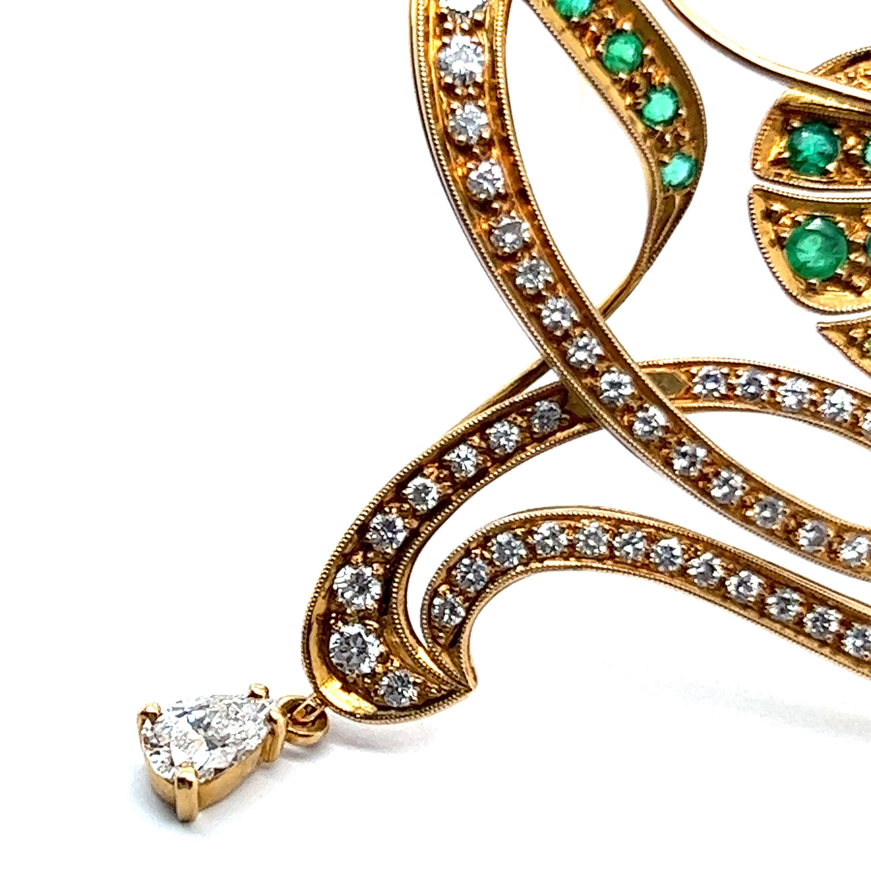 Charmante Brosche aus 18 Karat Gelbgold mit Smaragden und Diamanten (Brillantschliff) im Angebot