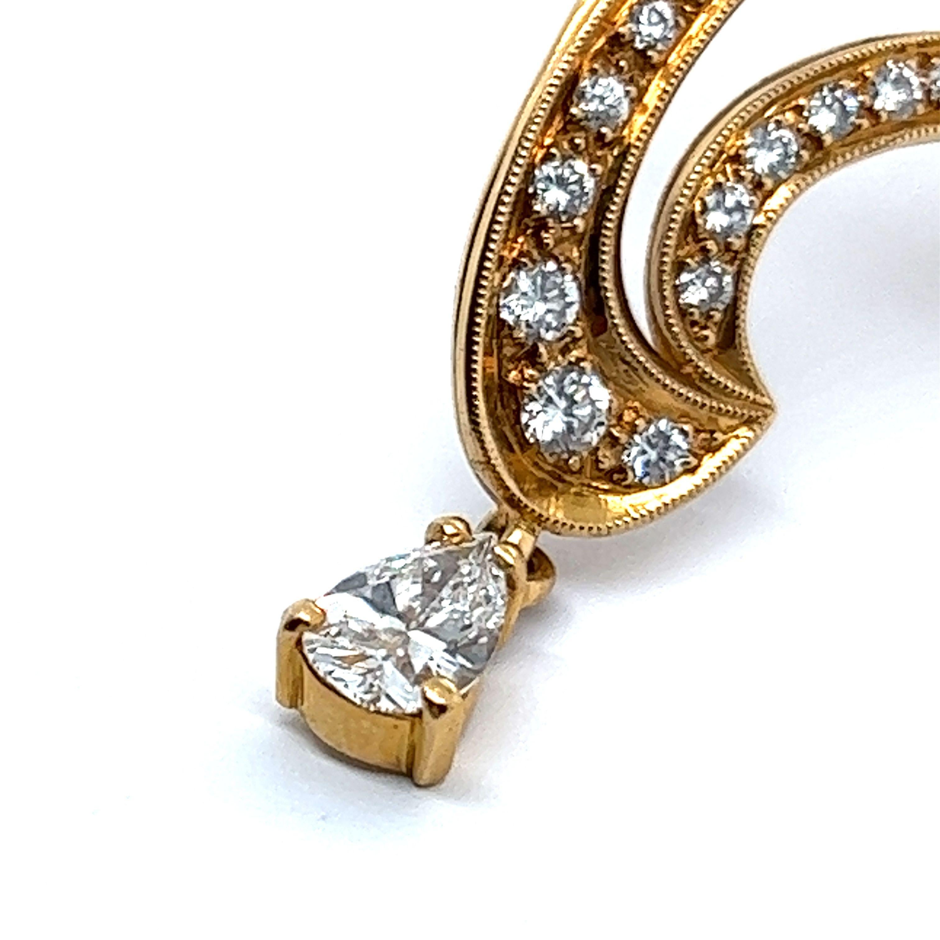 Charmante Brosche aus 18 Karat Gelbgold mit Smaragden und Diamanten für Damen oder Herren im Angebot