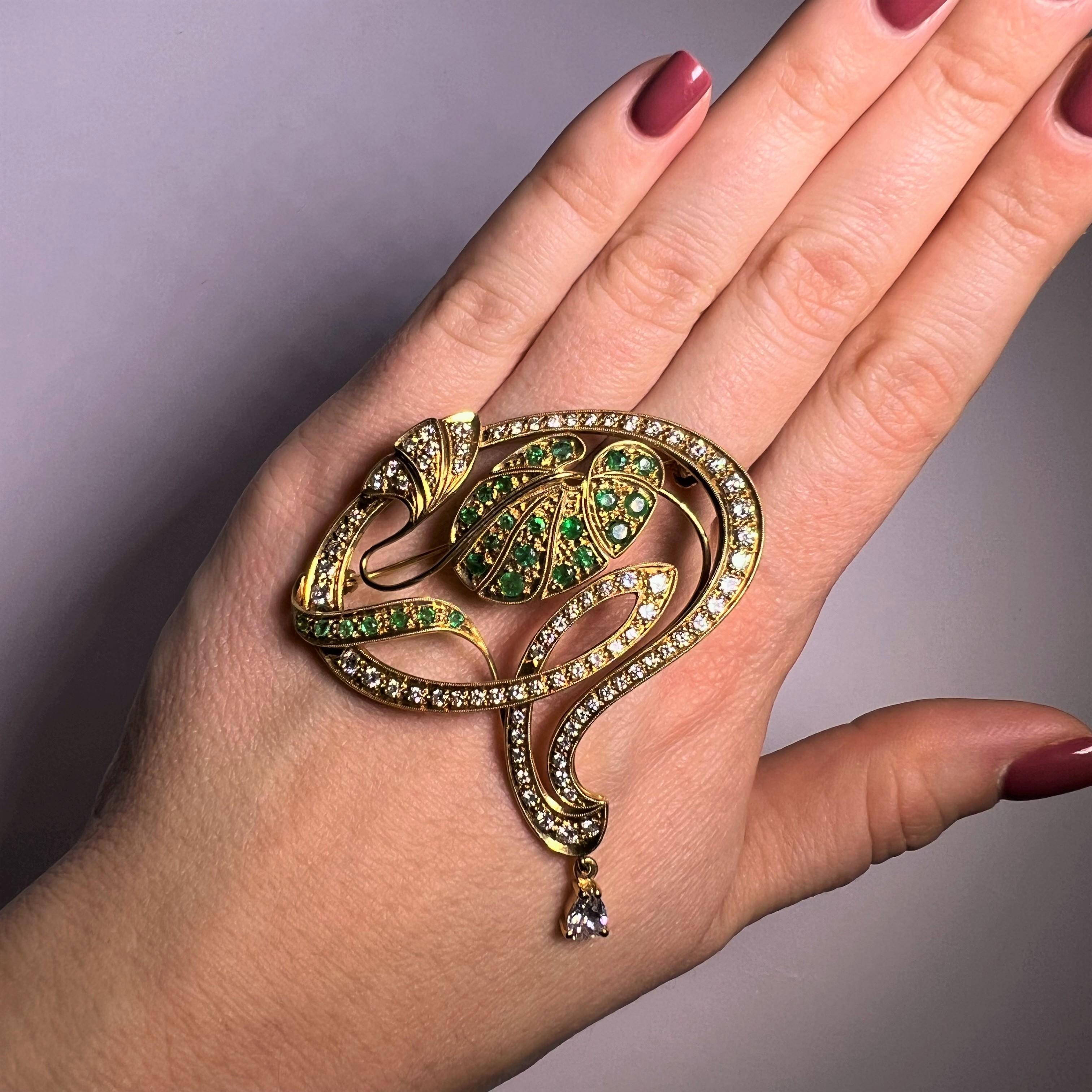 Charmante Brosche aus 18 Karat Gelbgold mit Smaragden und Diamanten im Angebot 3