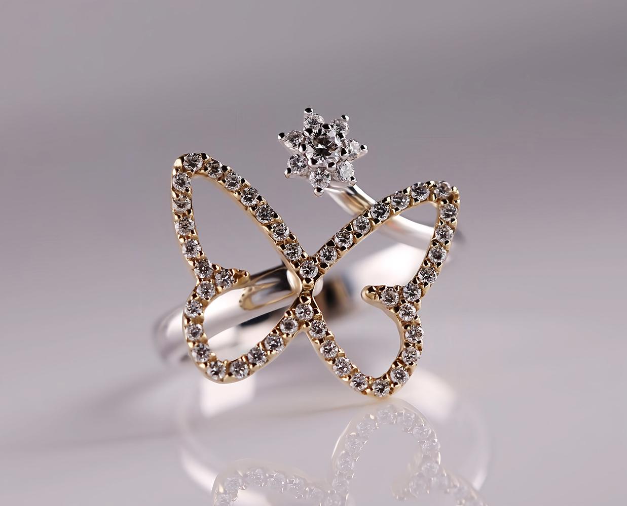 The art of jewelry finds a fresh expression in the finesse and grace of this ring. The luminous pairing of 18kt white and yellow gold outlines the contours of a butterfly and a flower, both embellished with a sparkling frame of Diamonds.

The