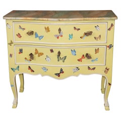Encantadora Cómoda Francesa Estilo Luis XV Decorada con Pintura de Mariposas