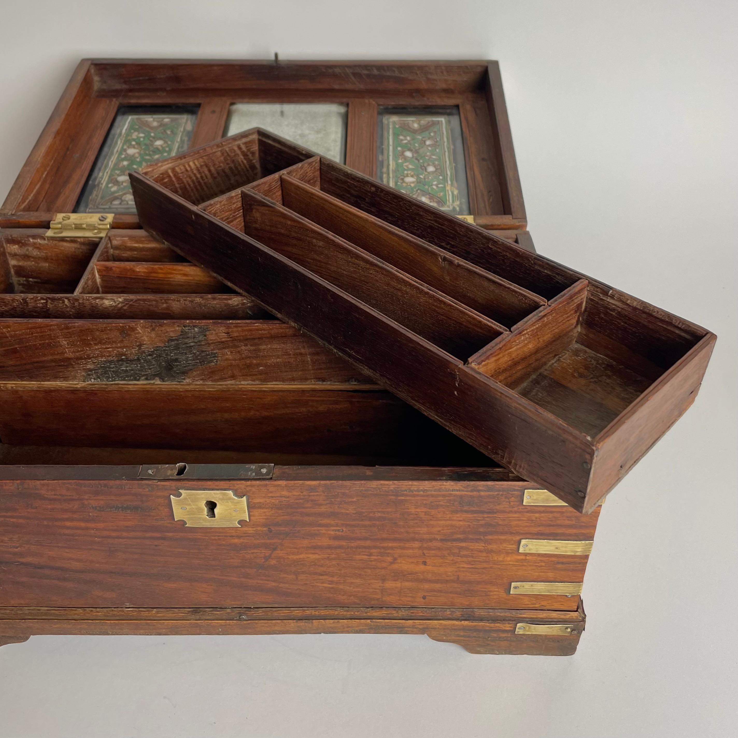 Encantadora Caja de Campaña de alcanfor con cajones ocultos del siglo XIX en venta 10